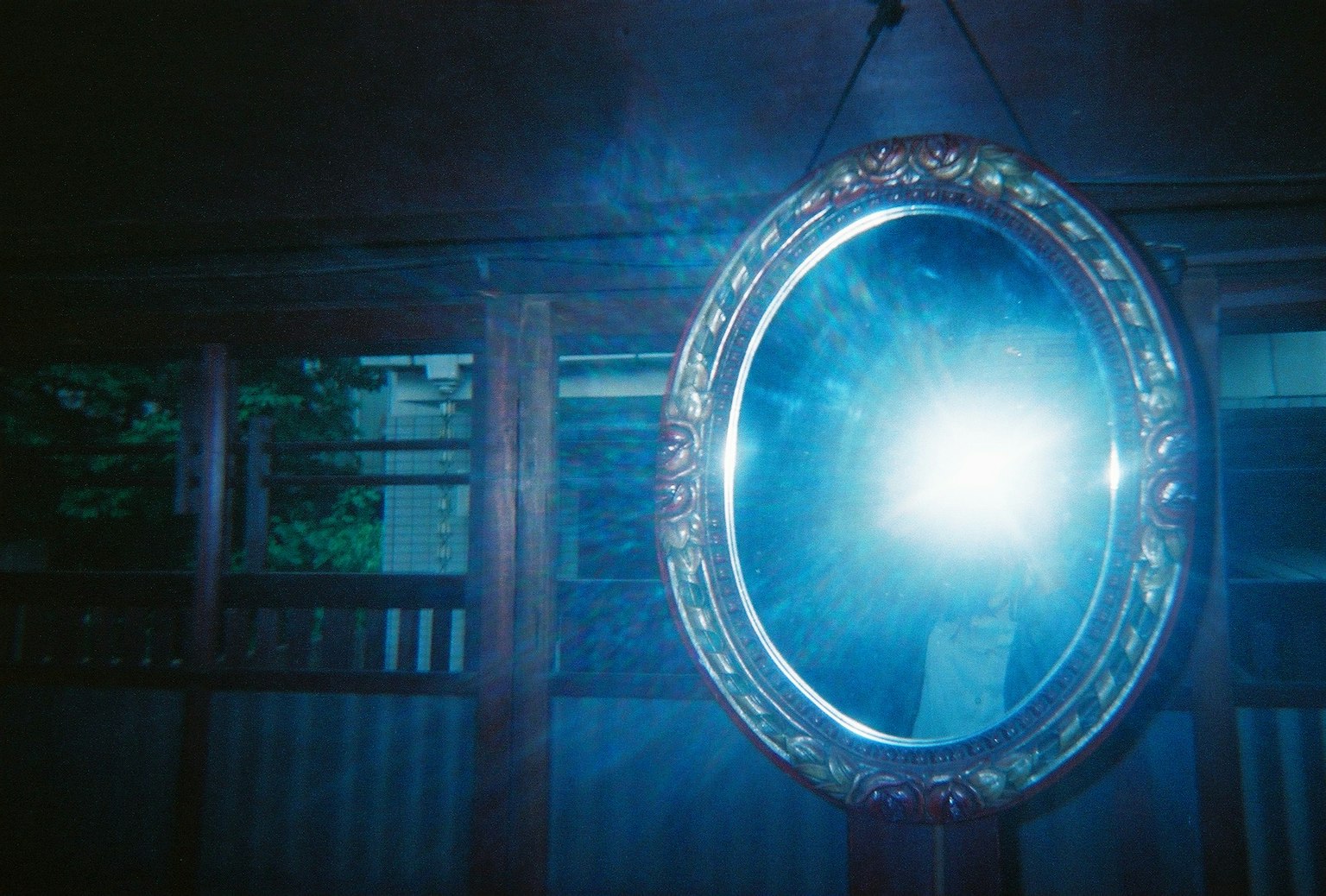 Dekorativenspiegel, der blaues Licht reflektiert