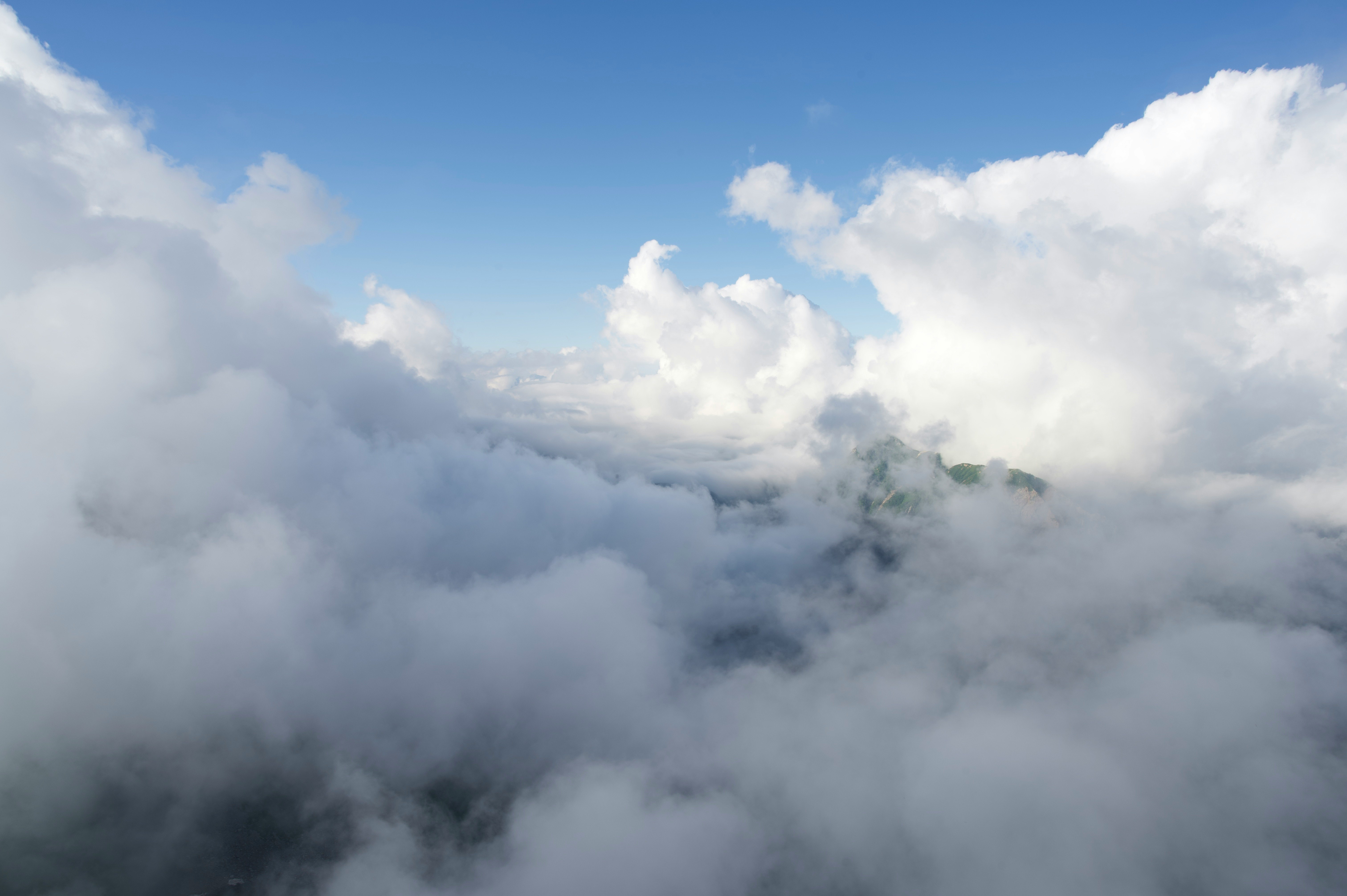 雲の層が重なる空の上空景