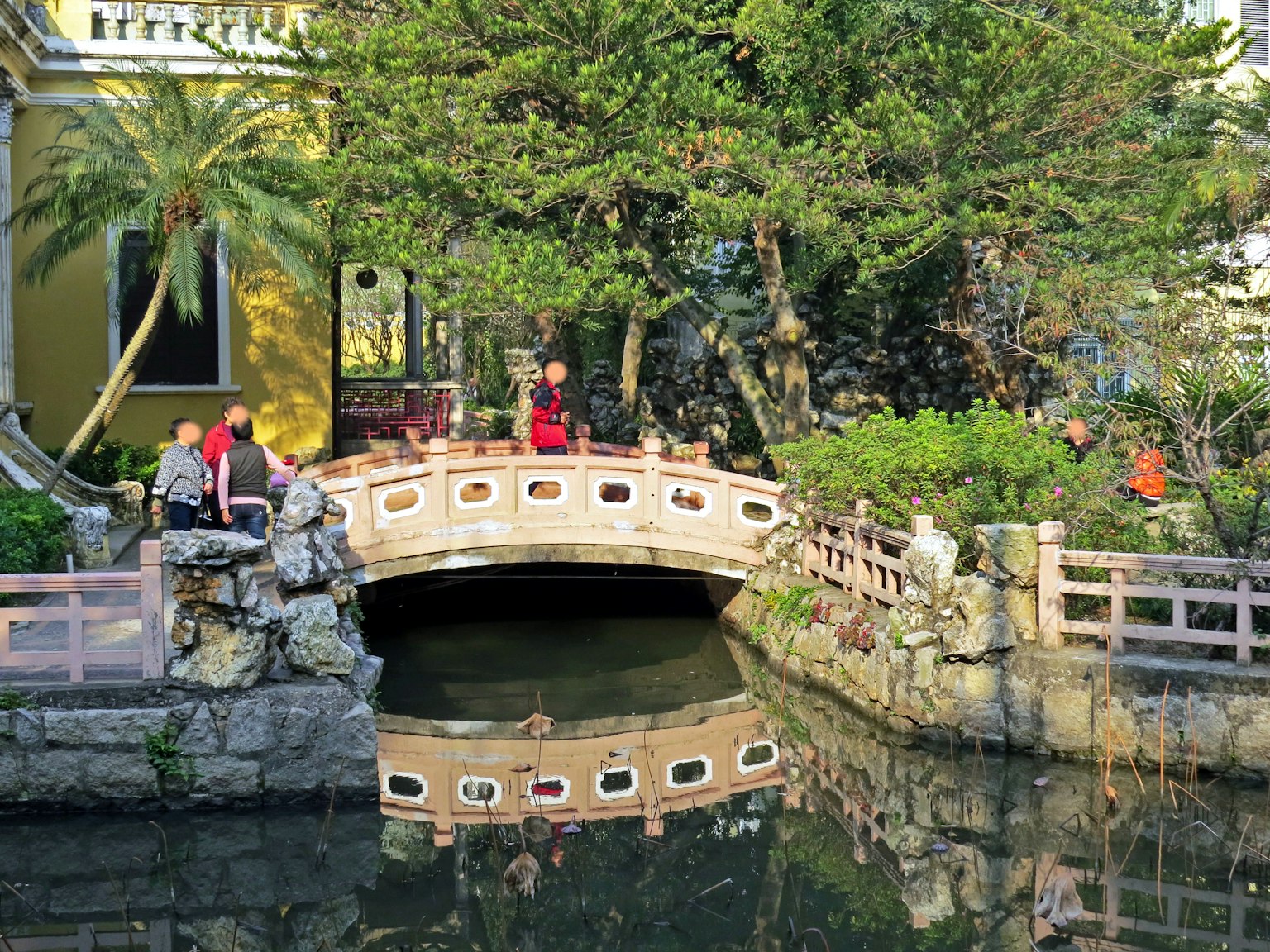 日本庭园中拱形桥和宁静池塘的风景