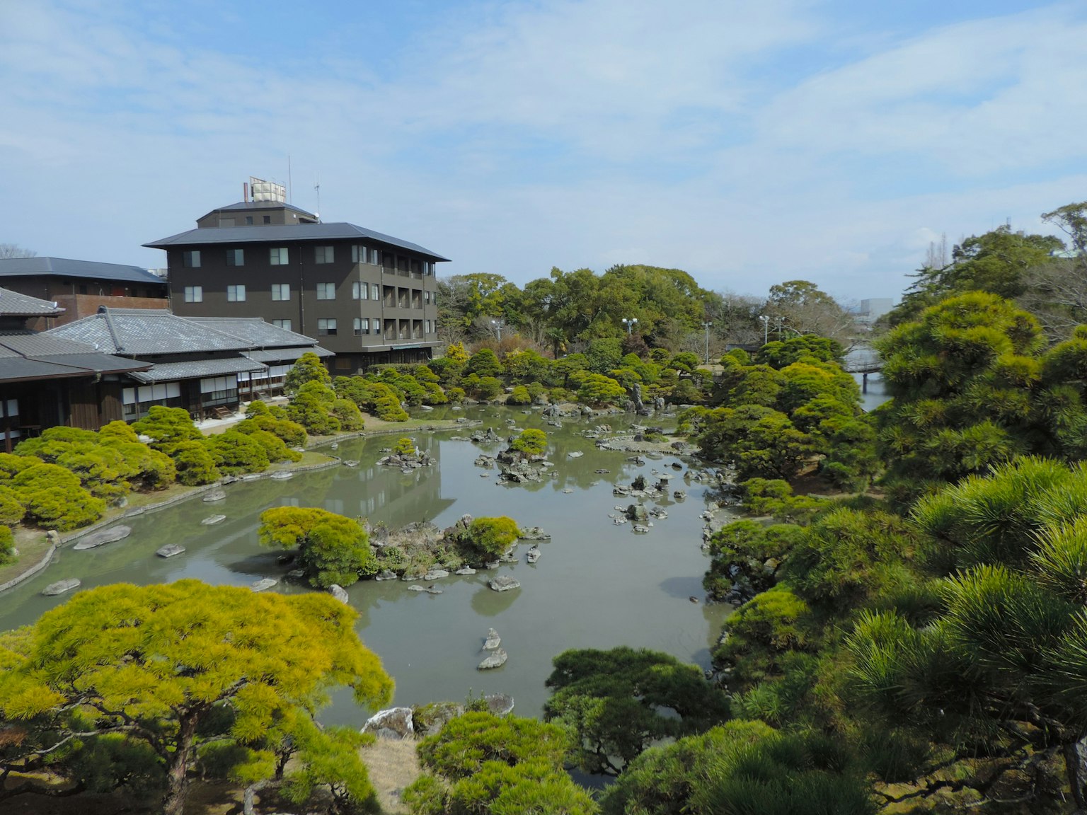 寧靜的日本庭園景觀，有池塘和建築物