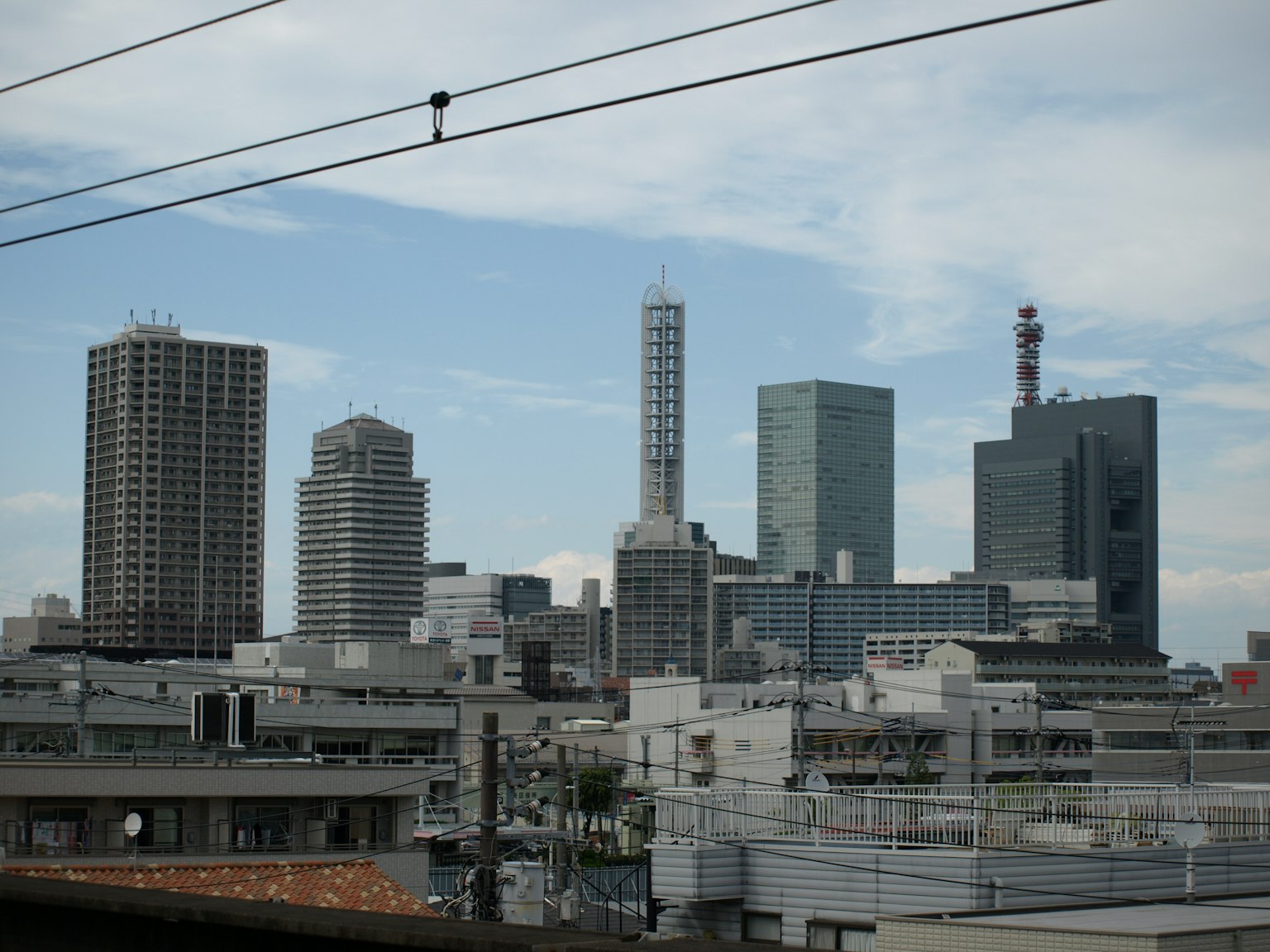 Skyline urbana con grattacieli sotto un cielo blu e nuvole