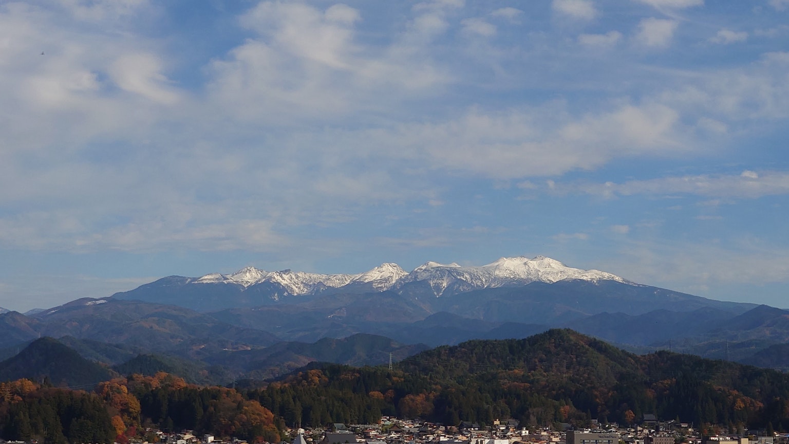 蓝天下的雪山