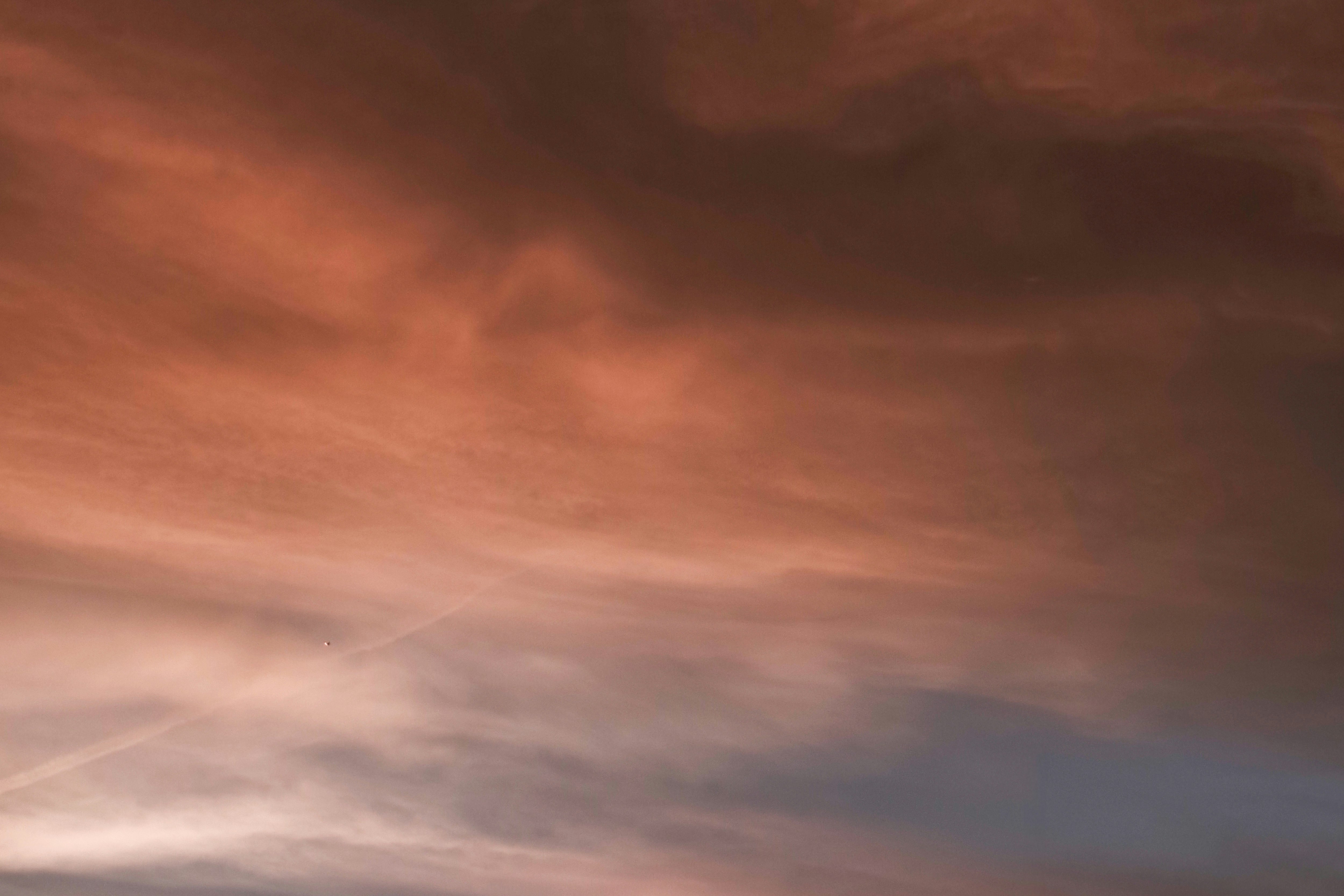 nuages dérivant dans un ciel de coucher de soleil