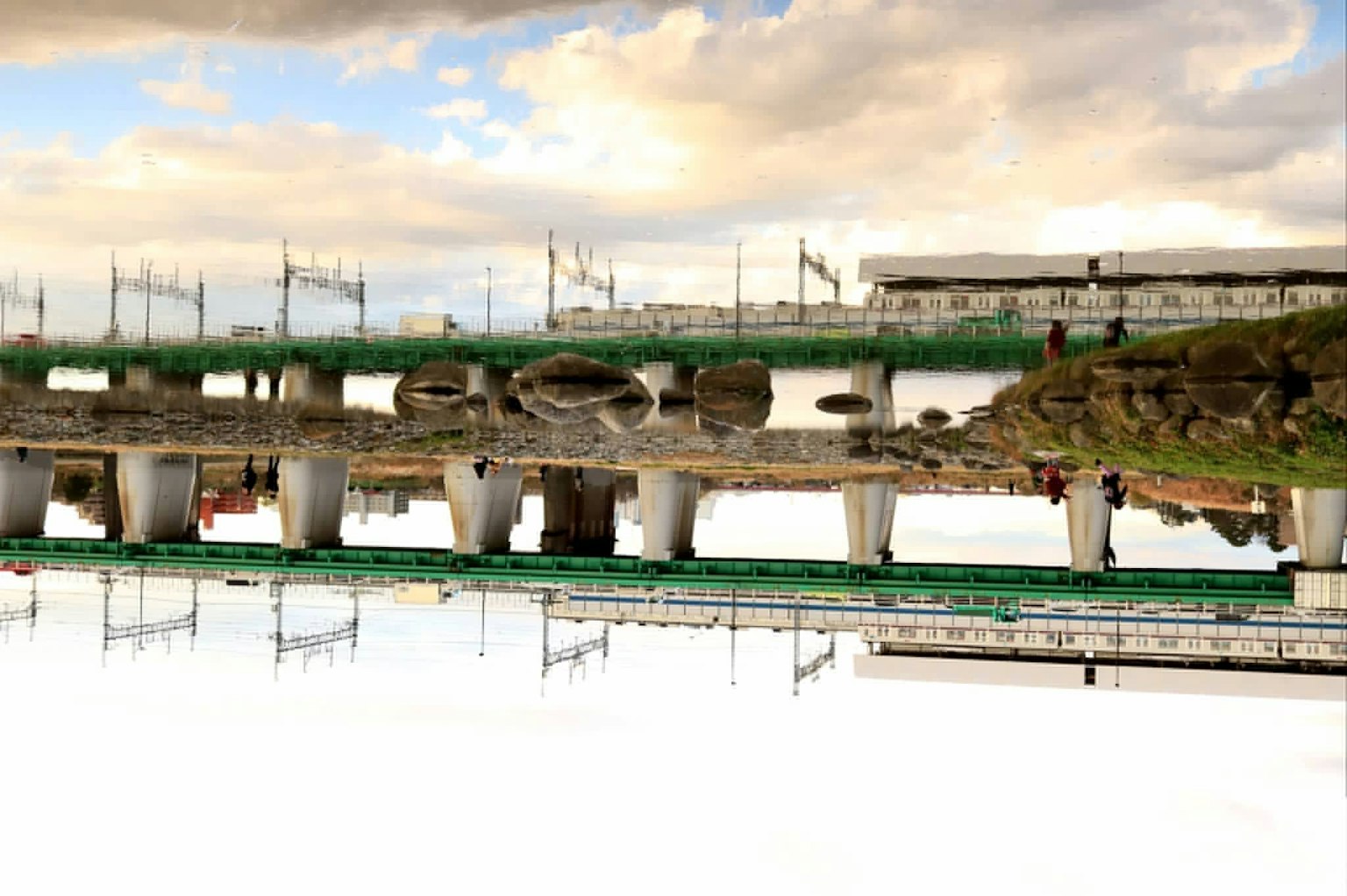ทิวทัศน์ที่มีสะพานและการสะท้อนในน้ำ