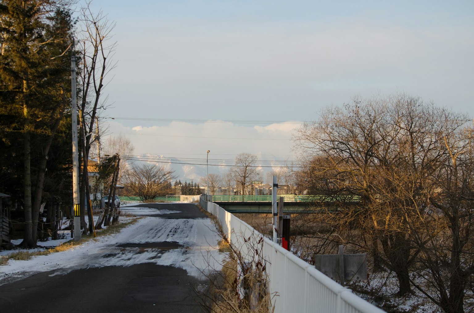 雪覆盖的道路和远处的桥