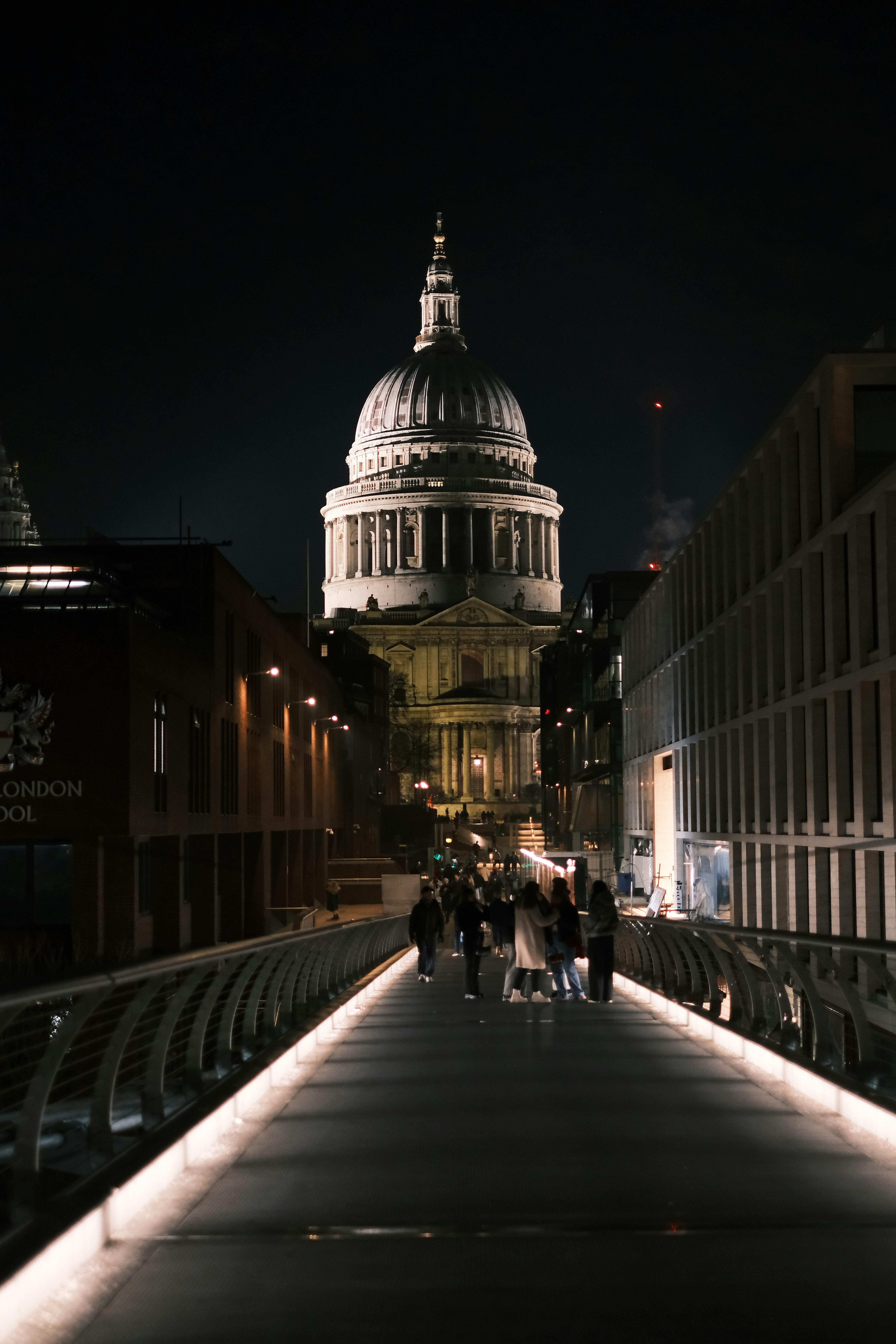 vue nocturne de la cathédrale Saint-Paul à Londres depuis une rue