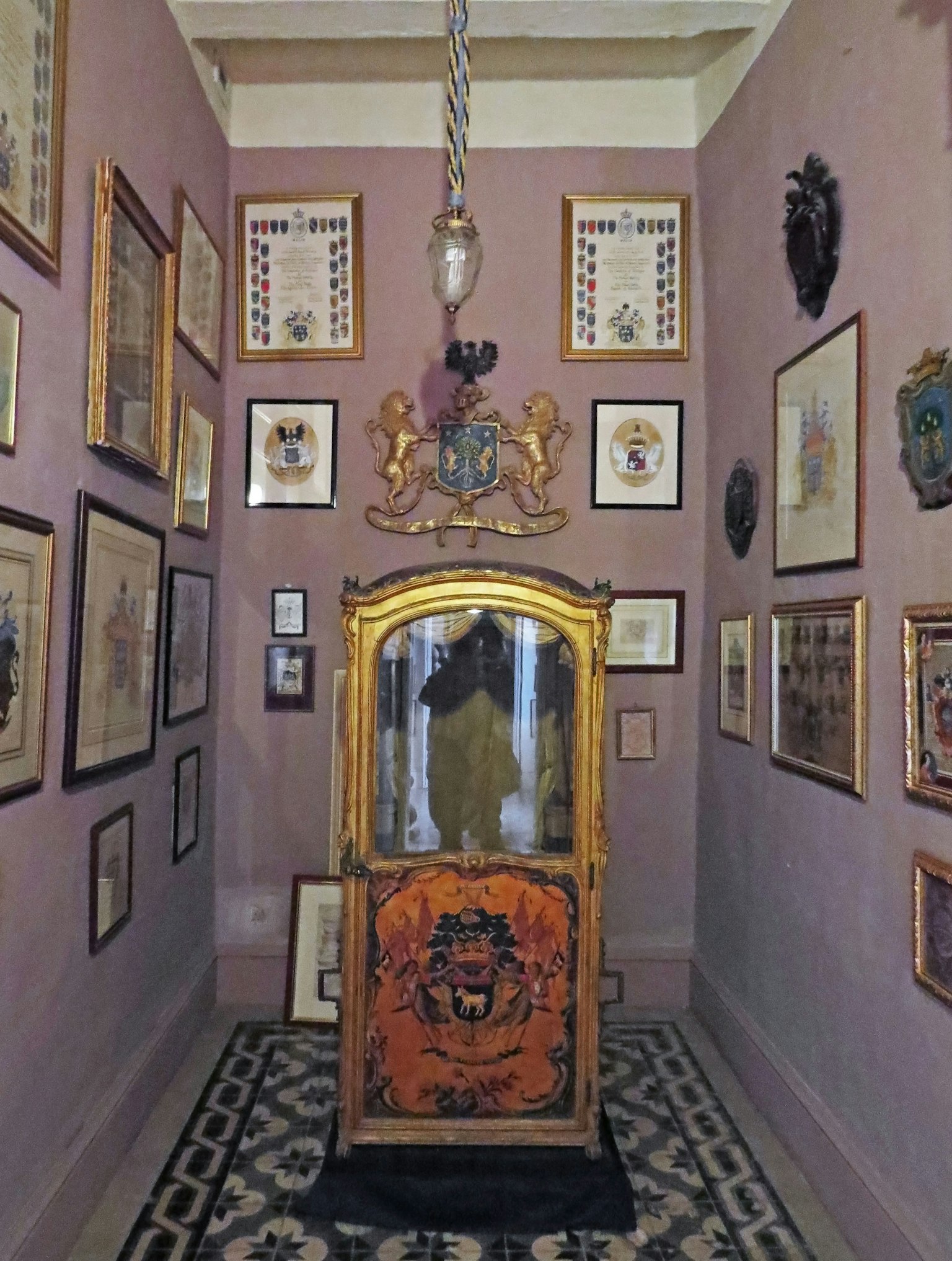 Gabinete lujoso en una habitación adornada con decoraciones y pinturas históricas