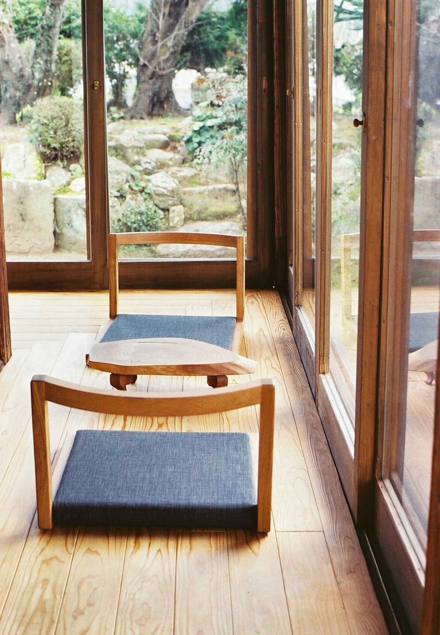 Vue intérieure d'une pièce traditionnelle avec des chaises en bois