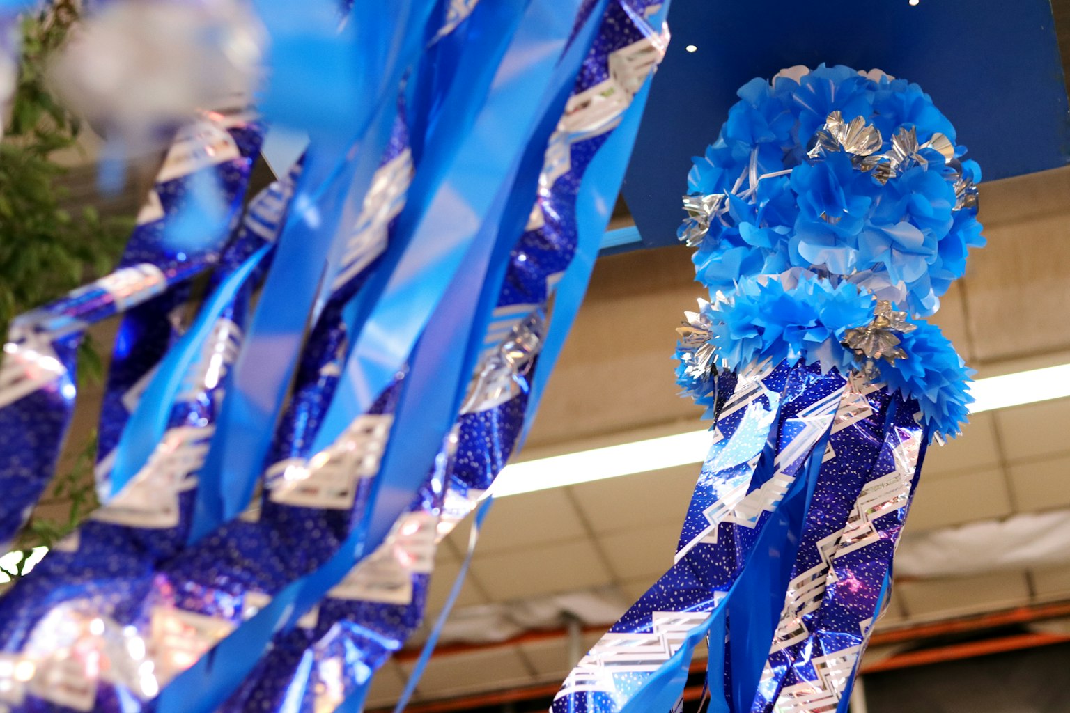 Indoor decoration with blue ribbons and floral arrangements