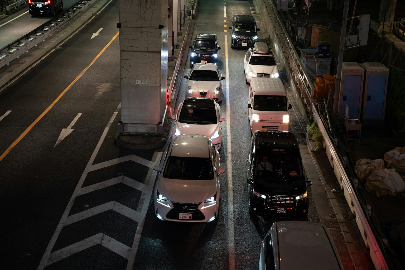 夜晚城市道路上的車輛排隊