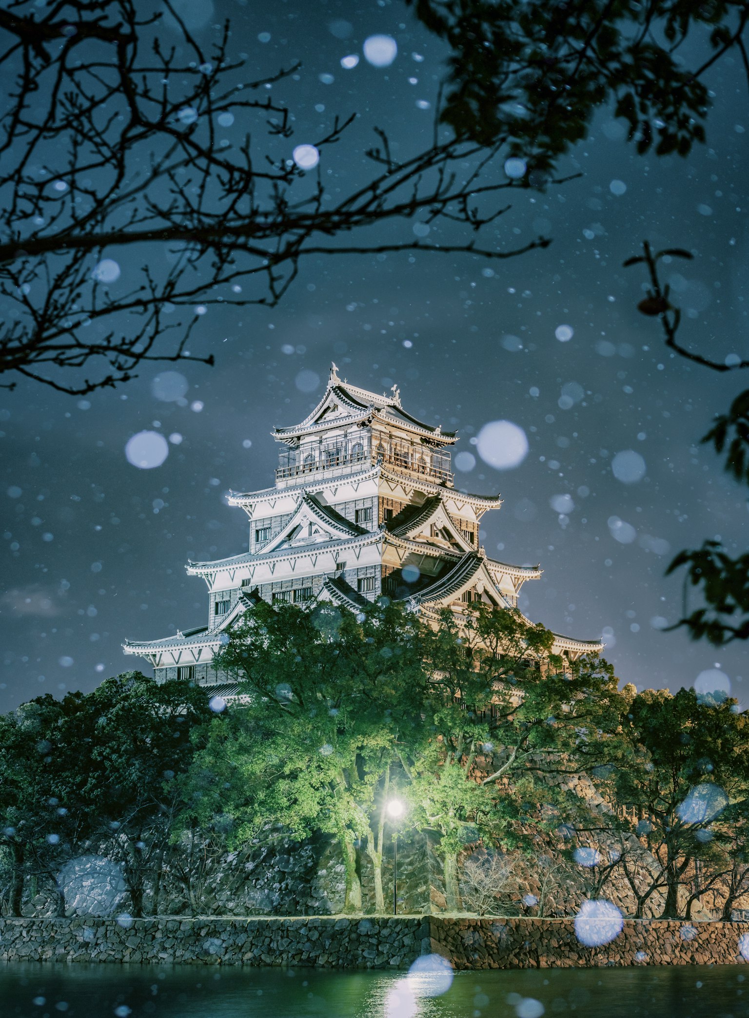 Hermoso castillo de noche en la nieve