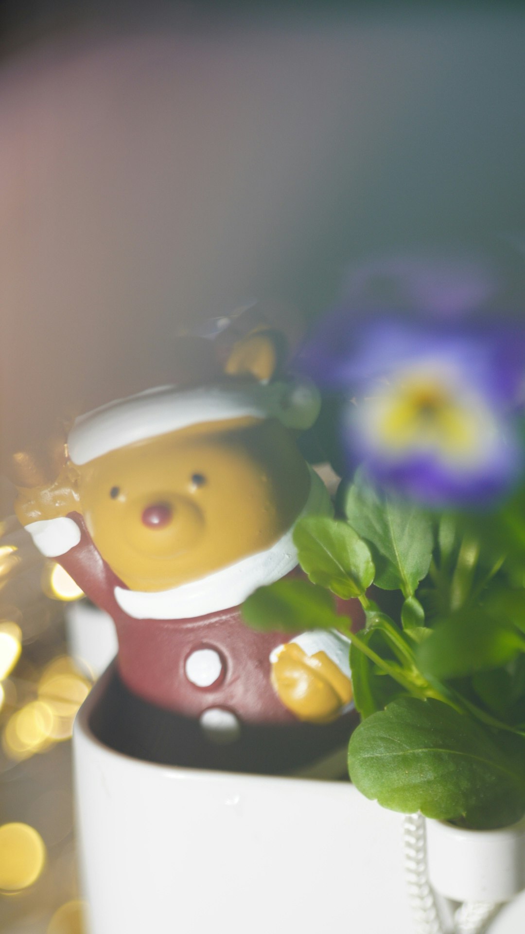 クリスマス飾りの小さな人形と葉のあるボケたテーブル画像