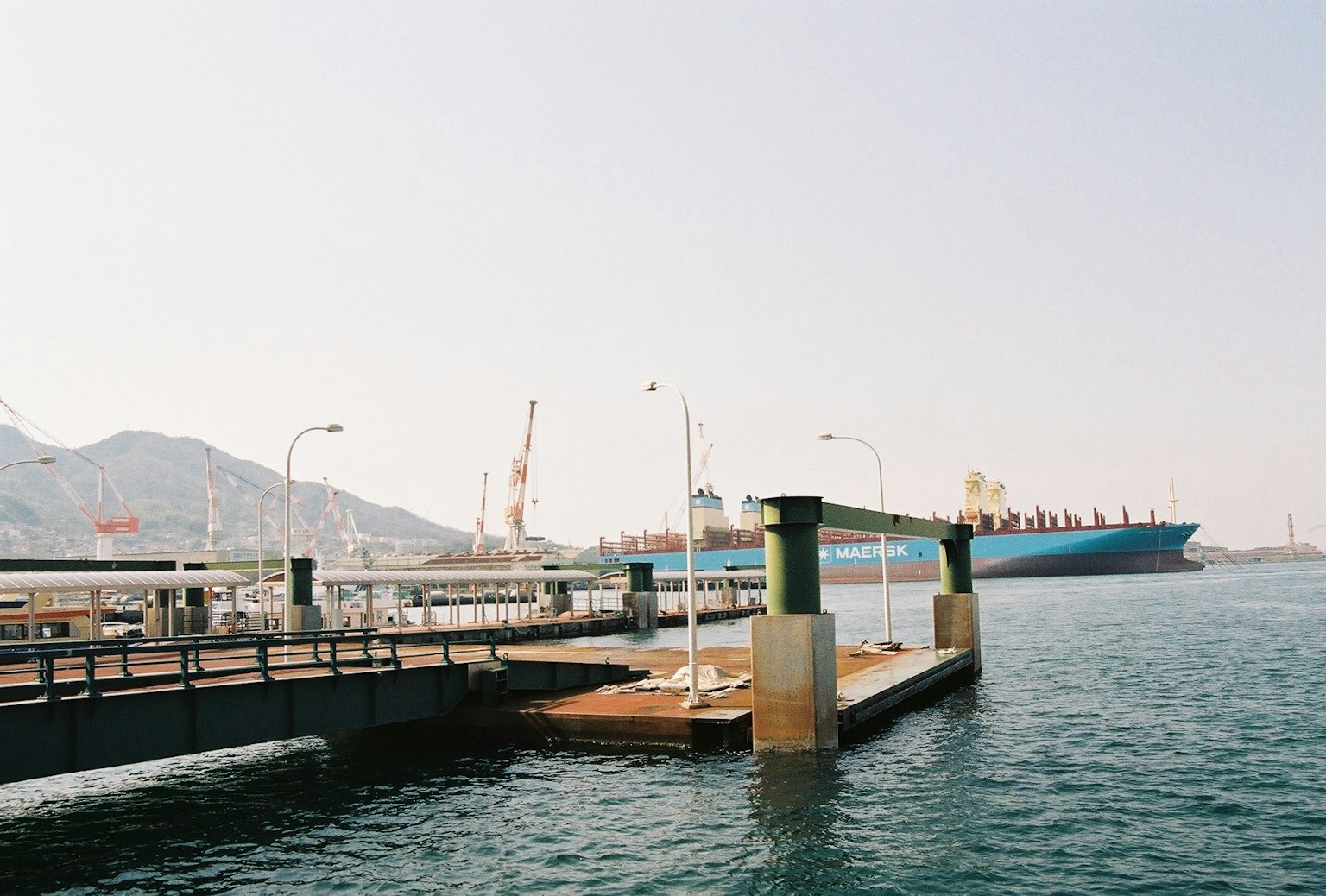 Großes Schiff im Hafen mit der umliegenden Landschaft