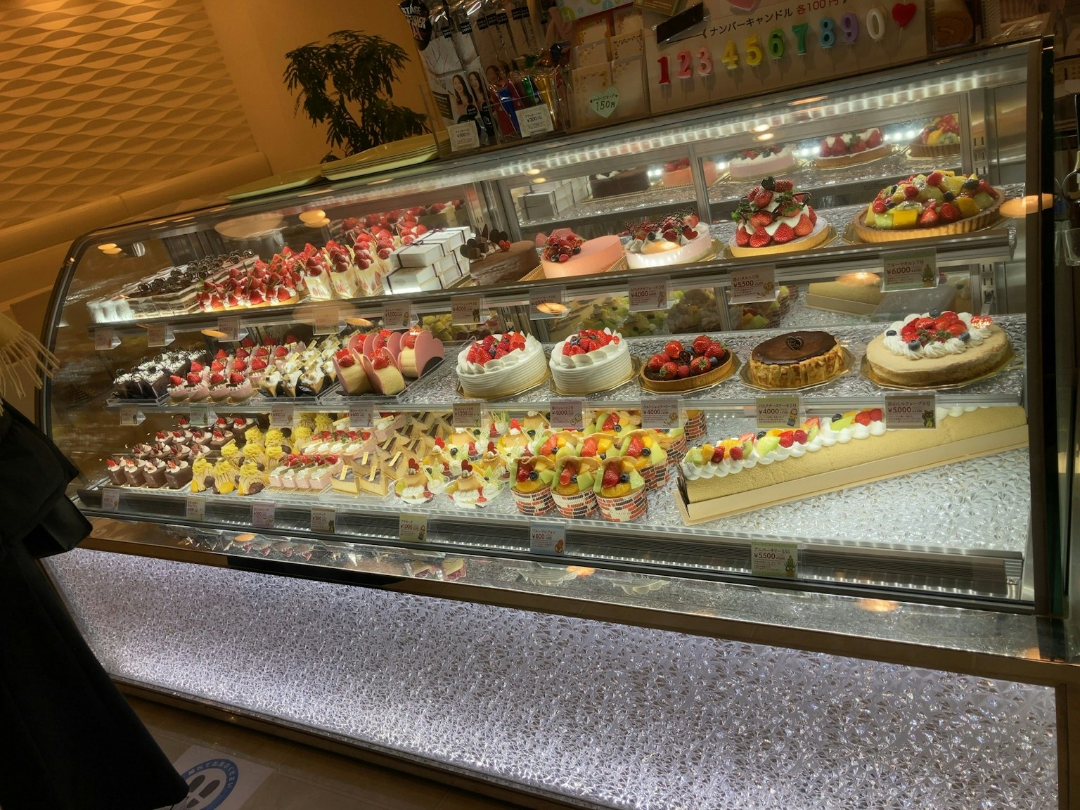 展示柜中摆满各种色彩缤纷的甜品和糕点