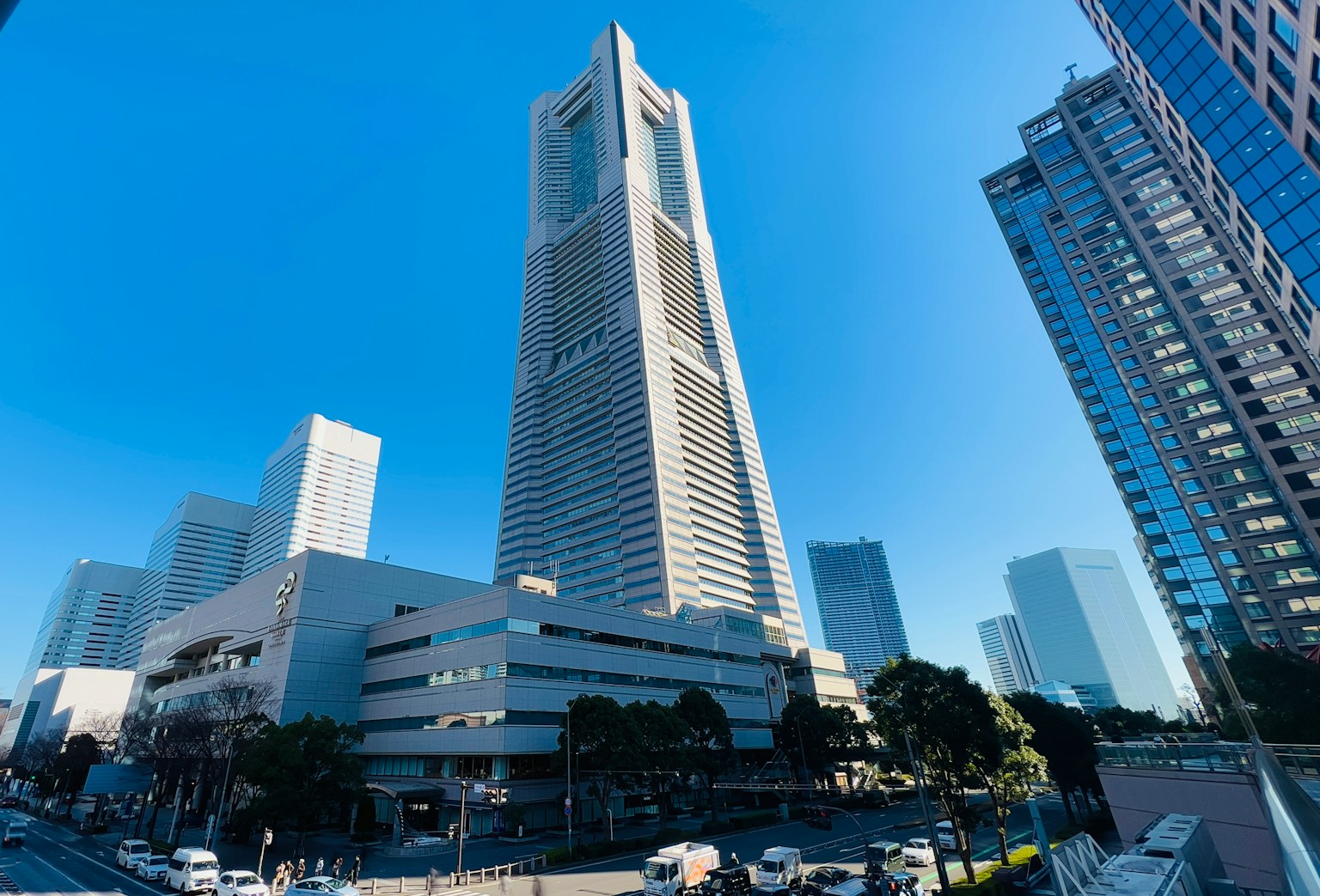La Yokohama Landmark Tower che svetta contro un cielo blu chiaro