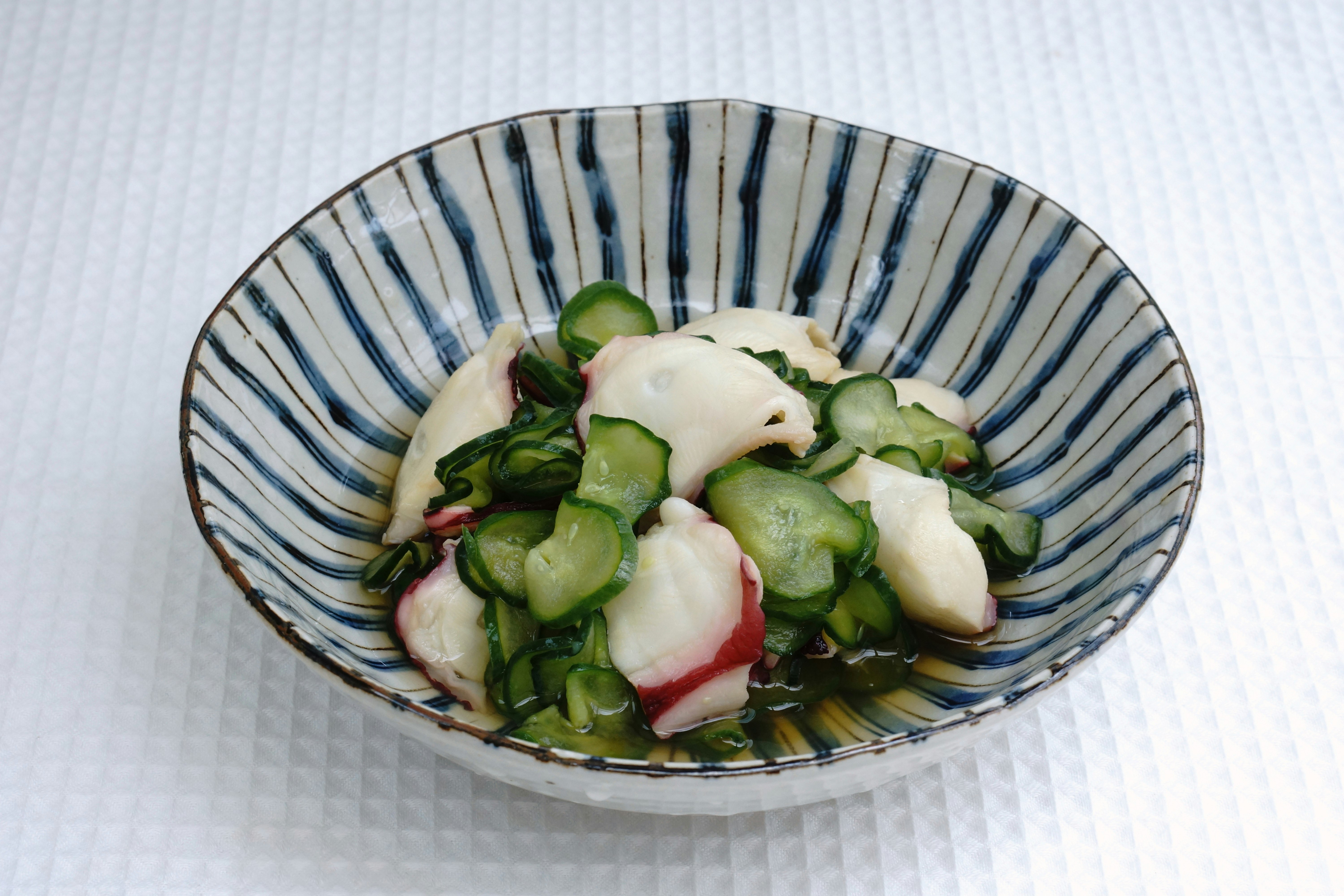 小碗黃瓜與蟹肉棒拌菜