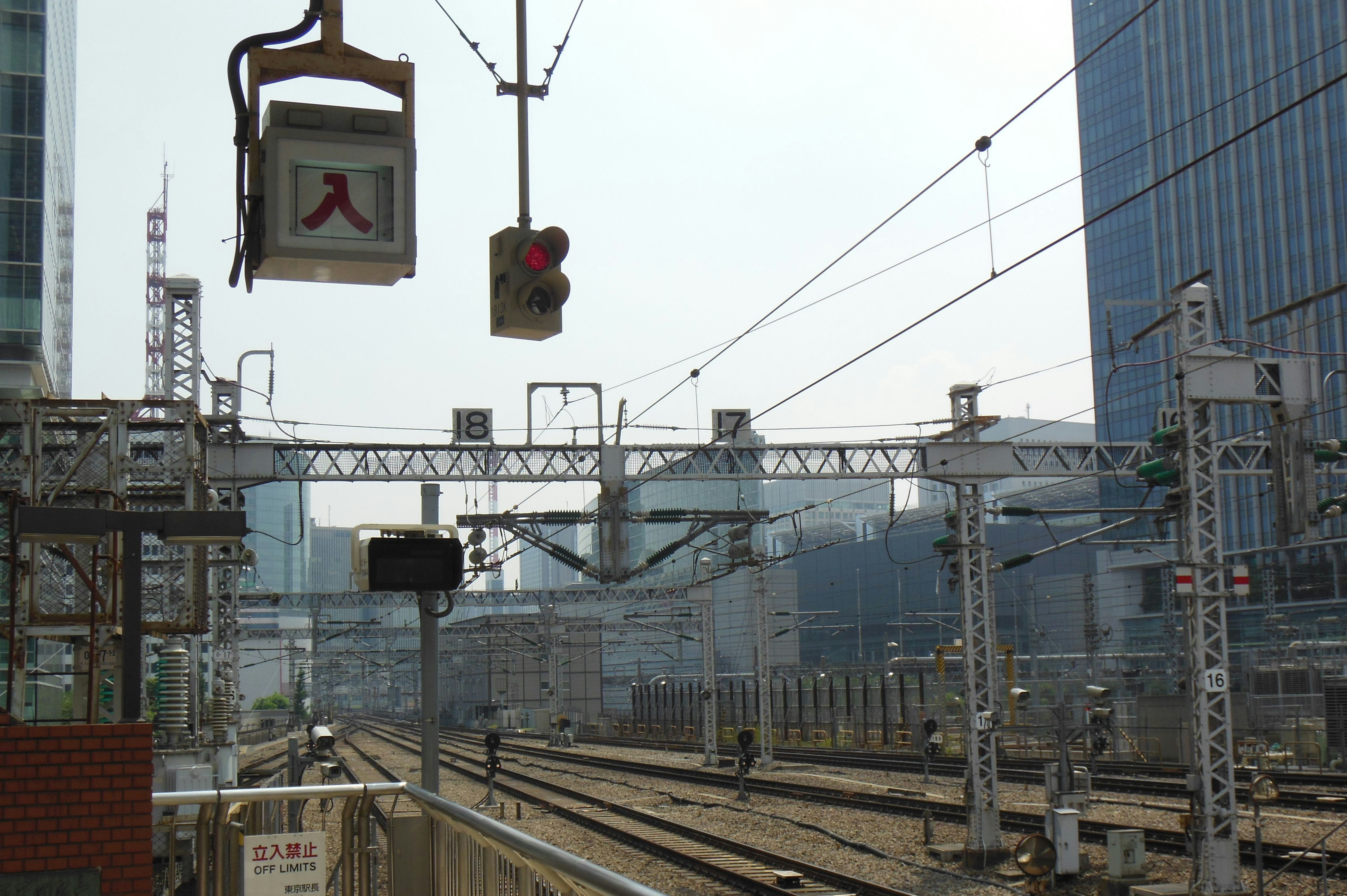 高架車站附近的城市鐵軌與號誌燈