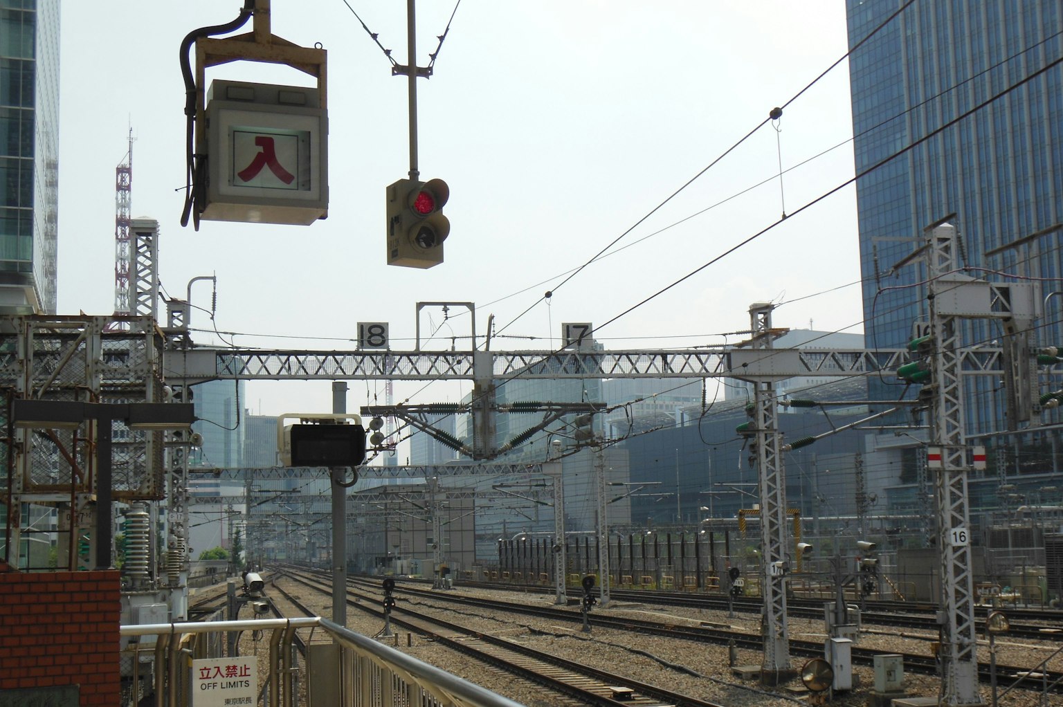 Paisaje urbano con señales de tren y vías