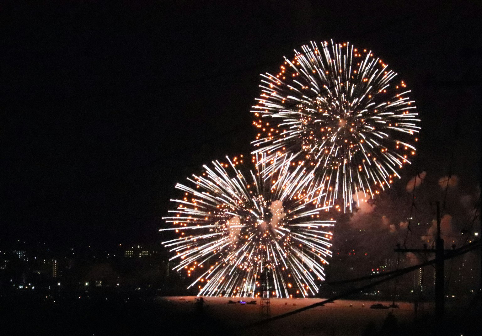 Deux grands feux d'artifice éclatant dans le ciel nocturne
