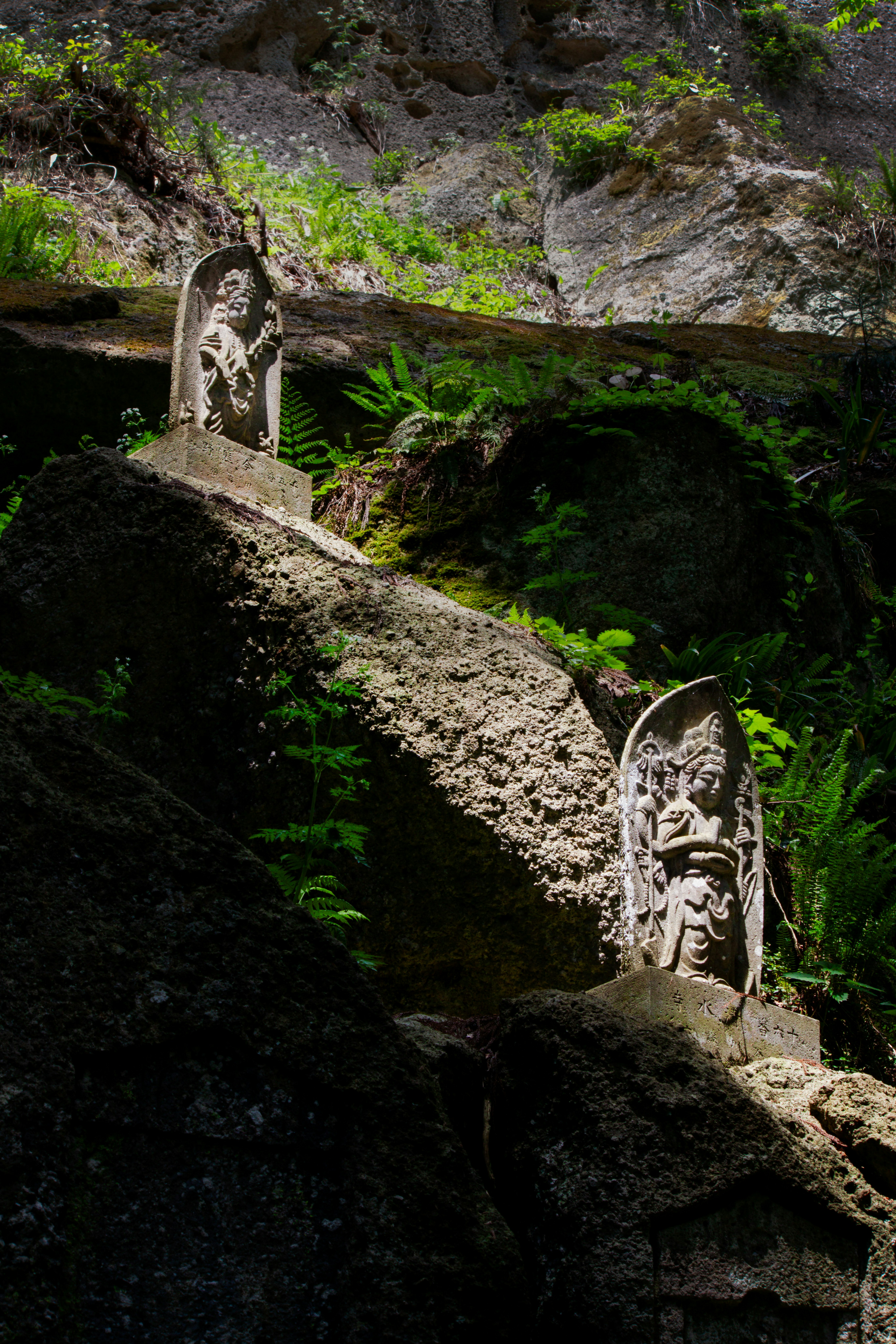 苔むす石段と石仏が並ぶ山寺の参道