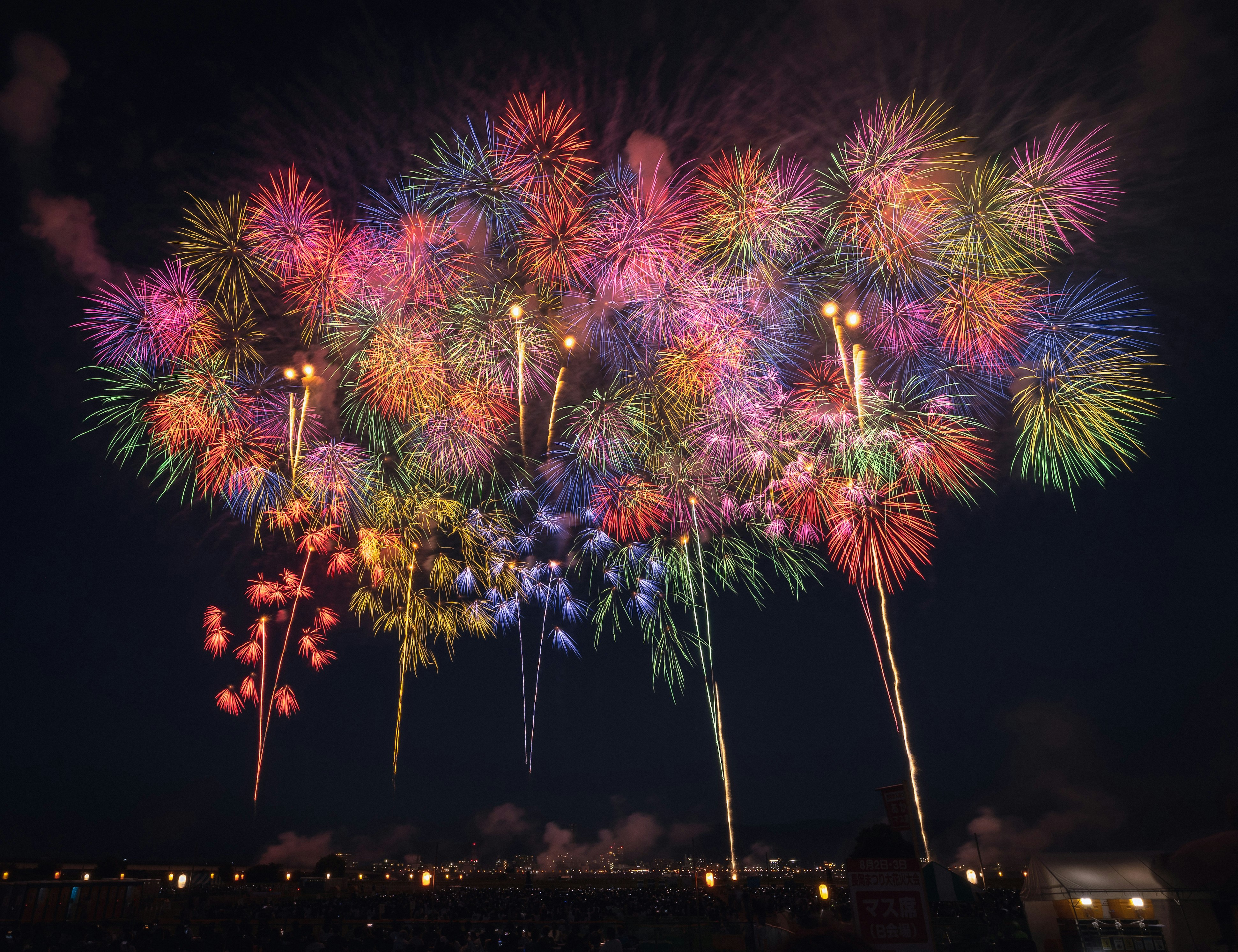 夜空に咲く色とりどりの花火の大輪