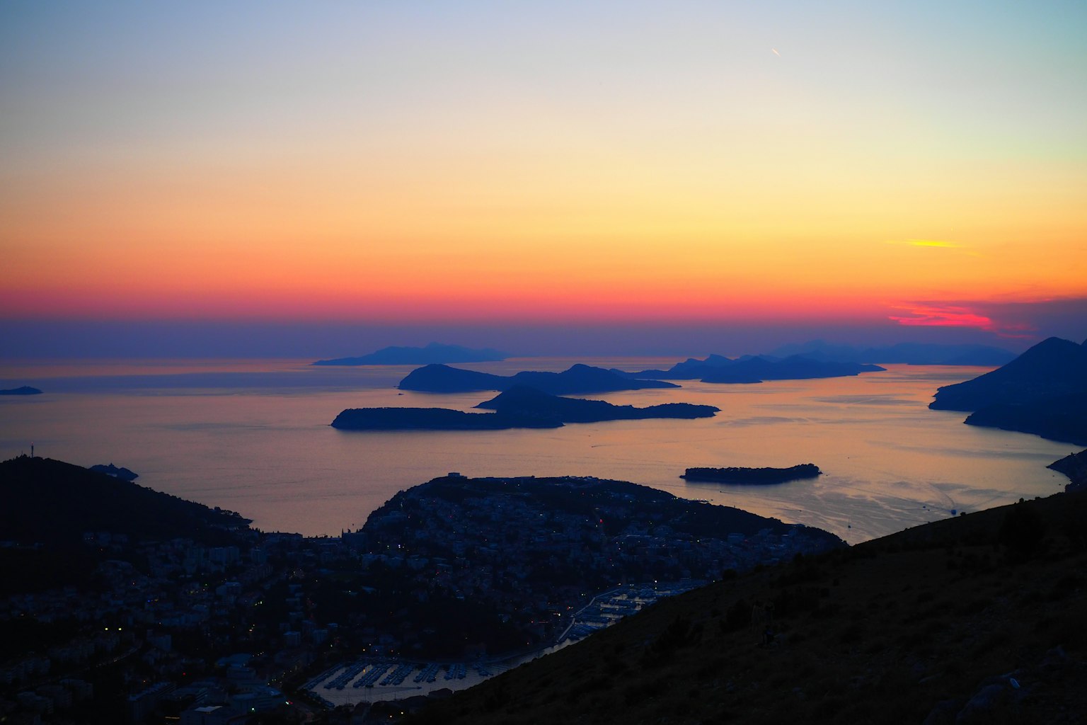Vista mozzafiato del tramonto sul mare con isole