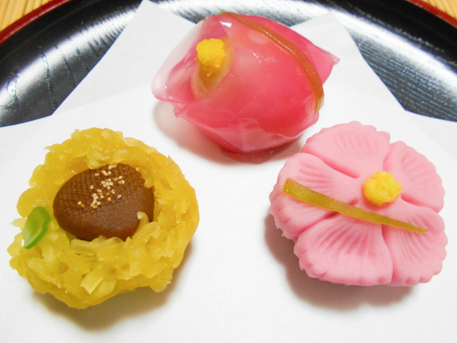Dulces japoneses coloridos dispuestos en un plato