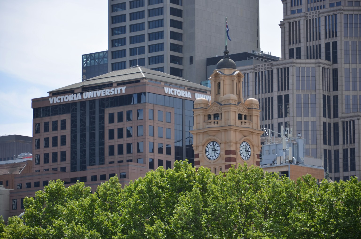 Paesaggio urbano con insegna dell'Università di Victoria e una torre dell'orologio