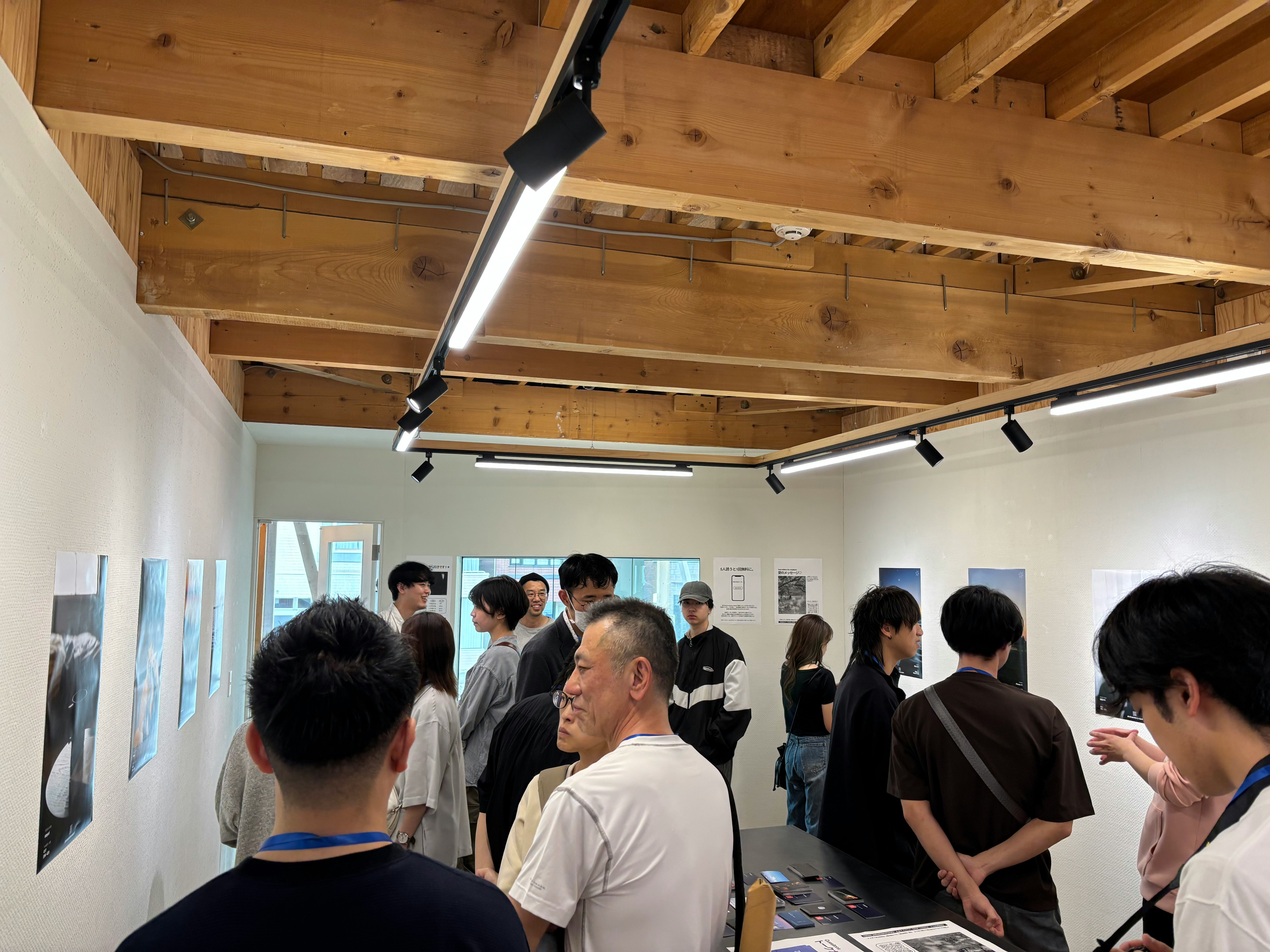 札幌の展示会場で人々が作品を見ている様子