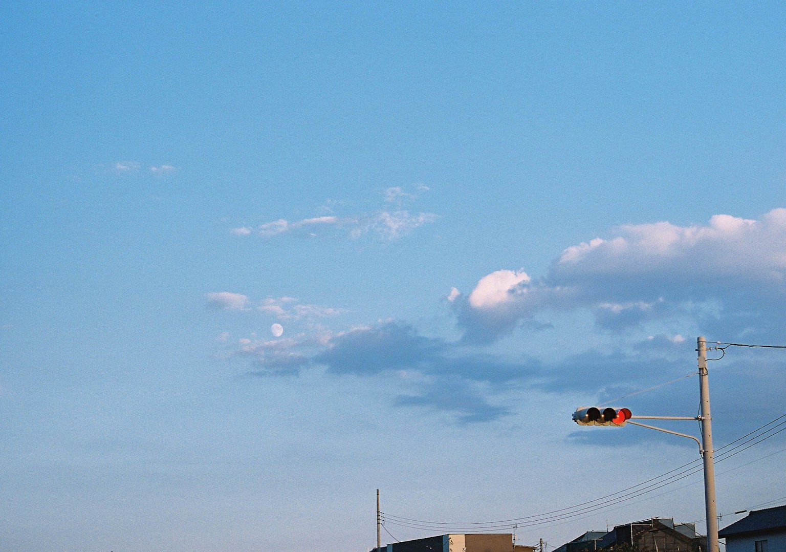 Bild von Wolken in einem blauen Himmel mit einer Ampel