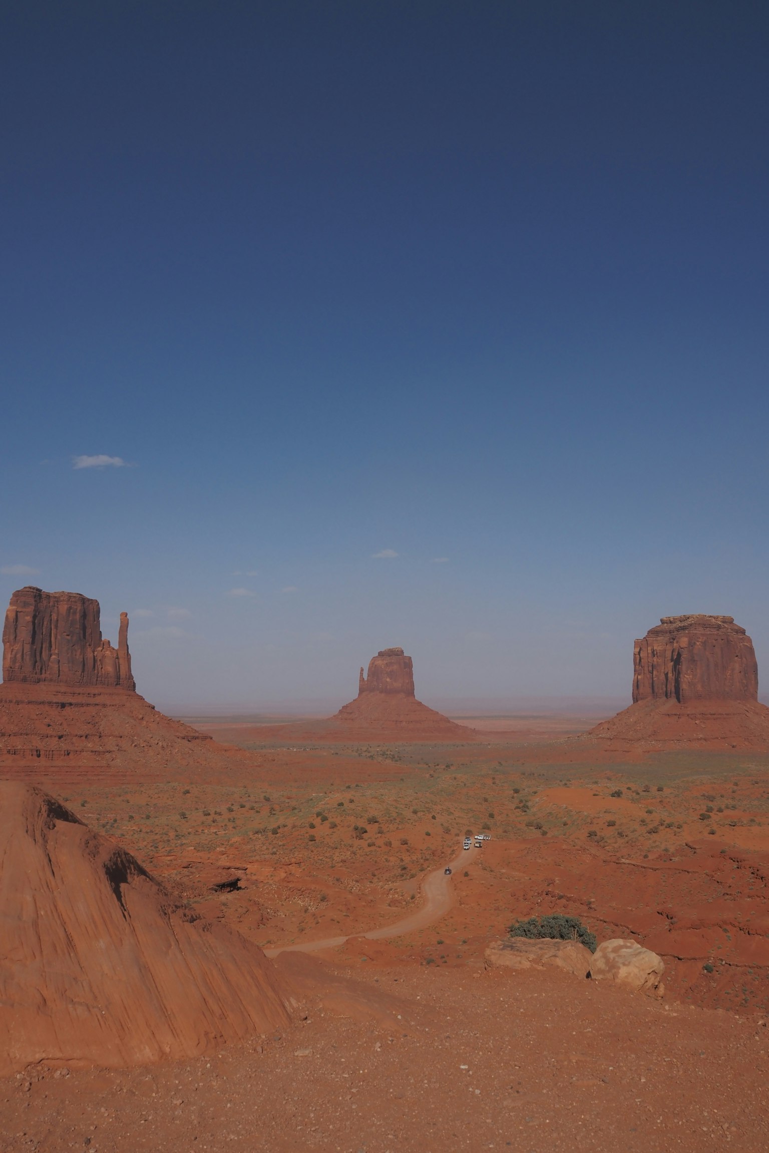 Vallée Monumentale avec paysage désertique rouge et formations rocheuses distinctives