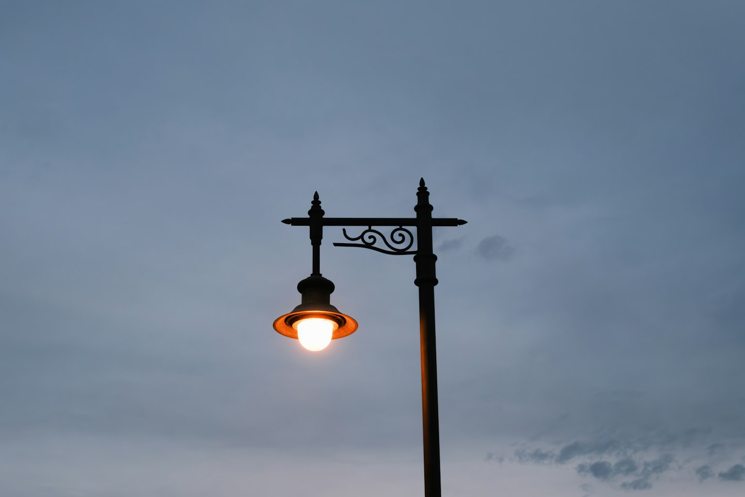 Farola vintage iluminada contra un cielo al atardecer