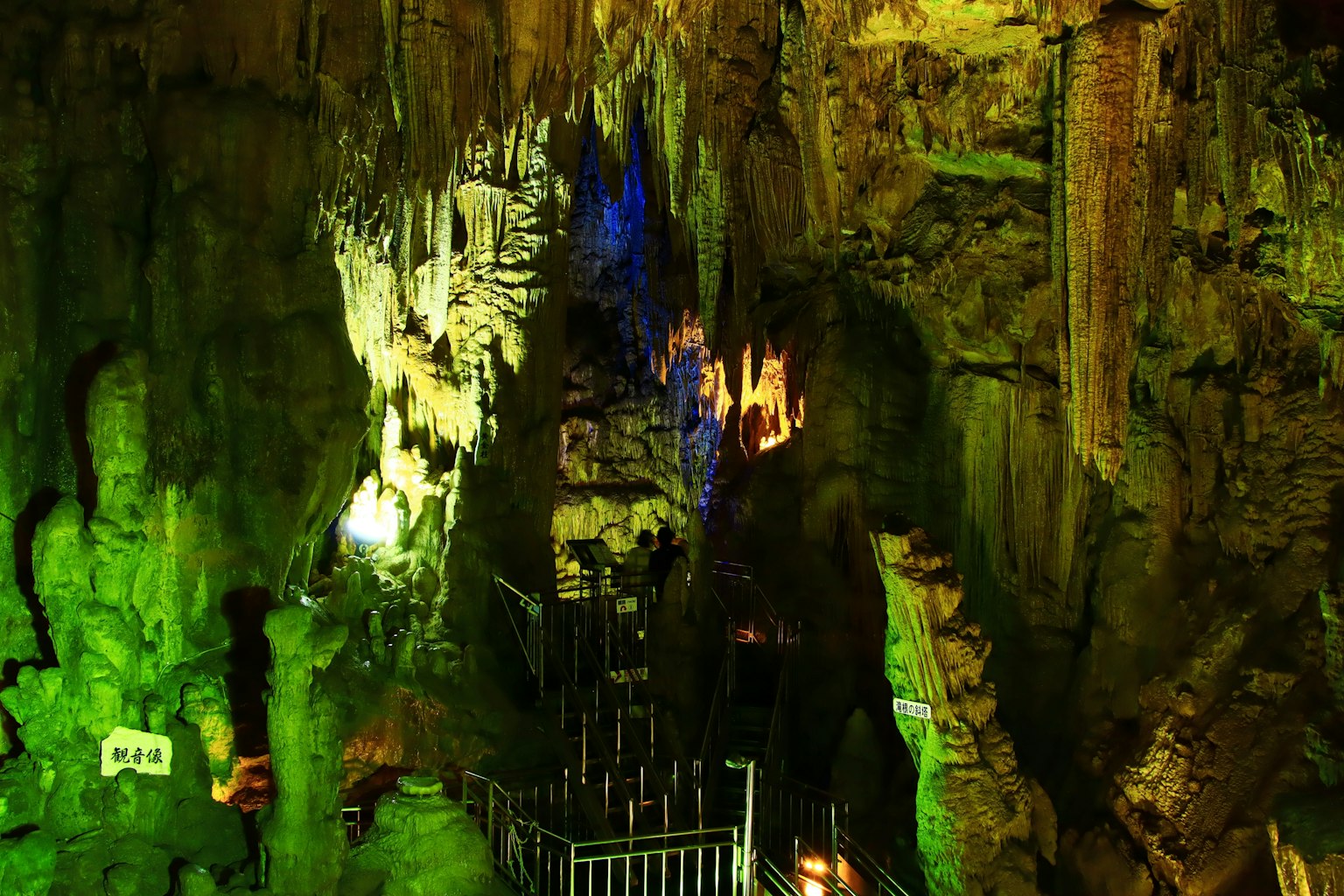 Innere einer Höhle mit schönen Stalaktiten und buntem Licht