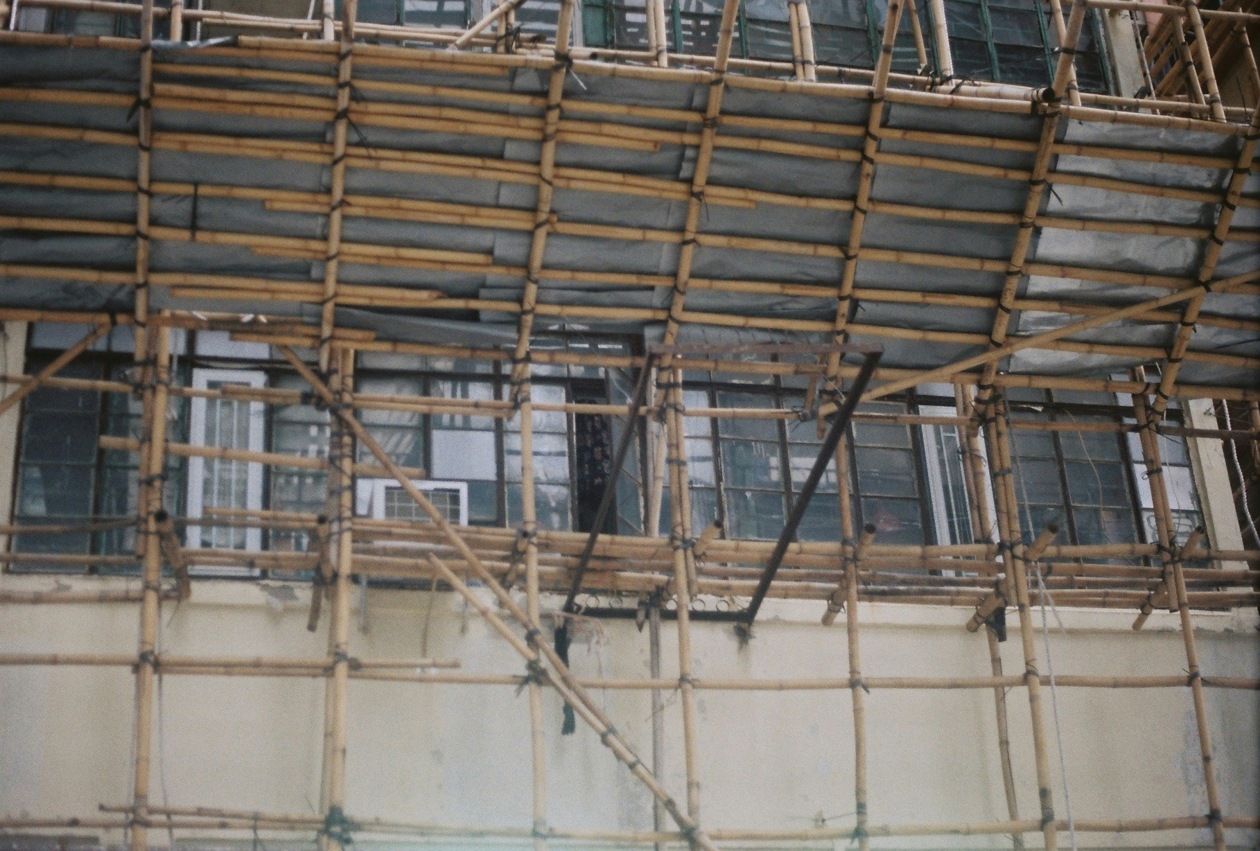 足場と鉄骨が組まれた建設現場の外観