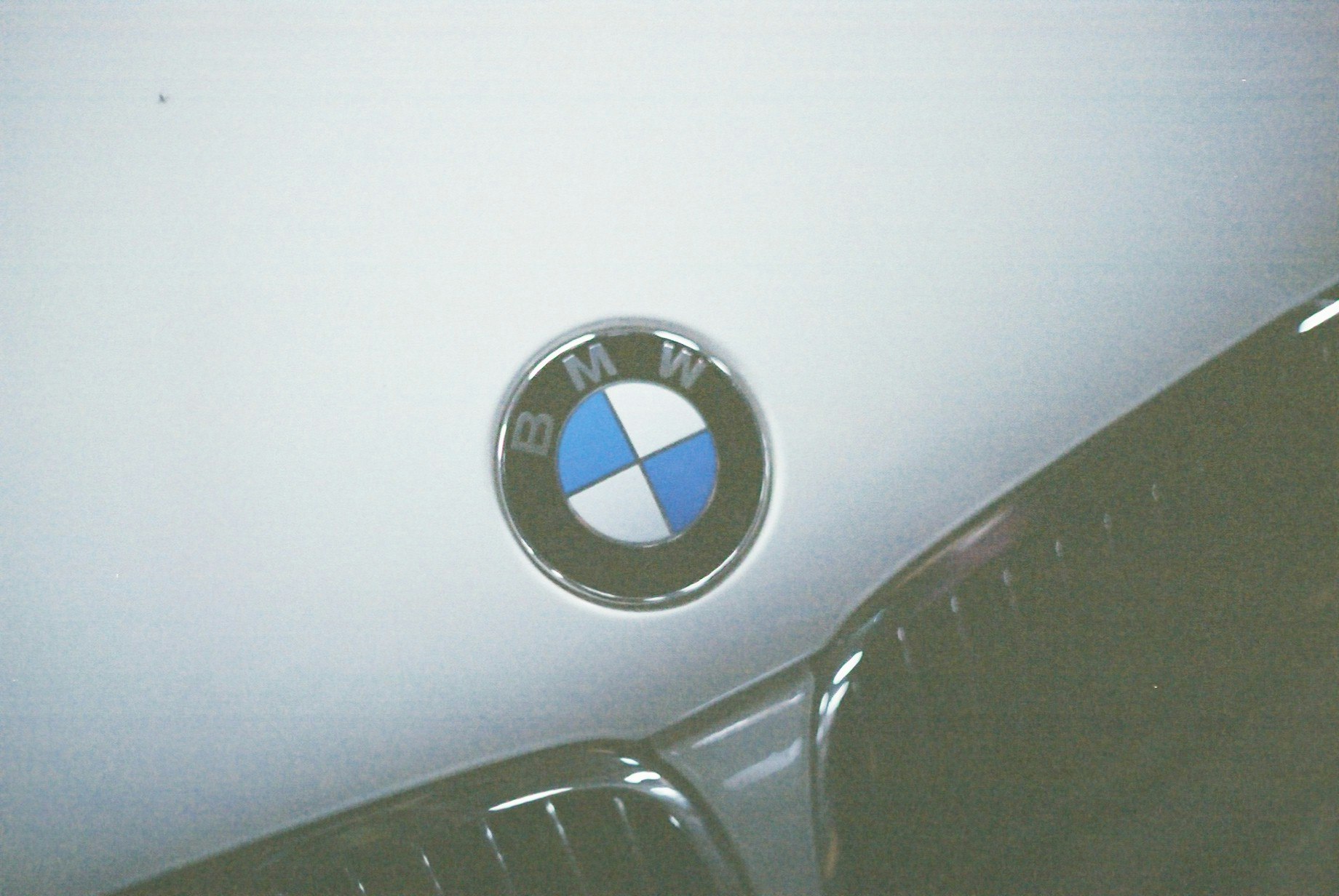 Parte delantera de un coche con el emblema BMW