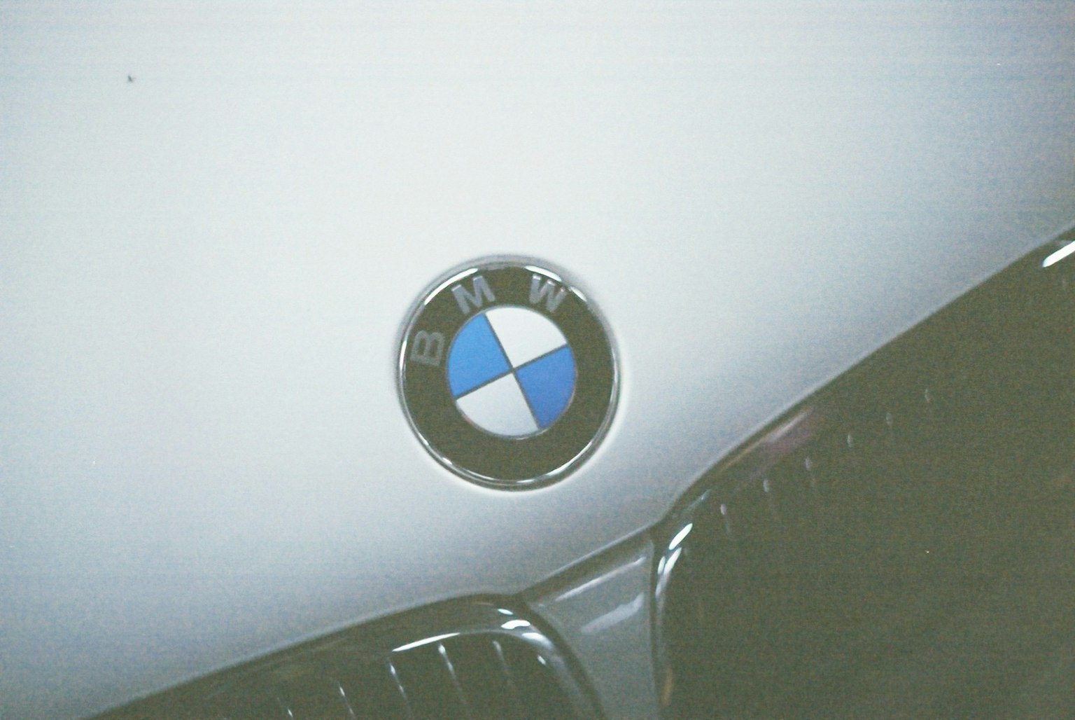 汽車前部的BMW標誌特寫
