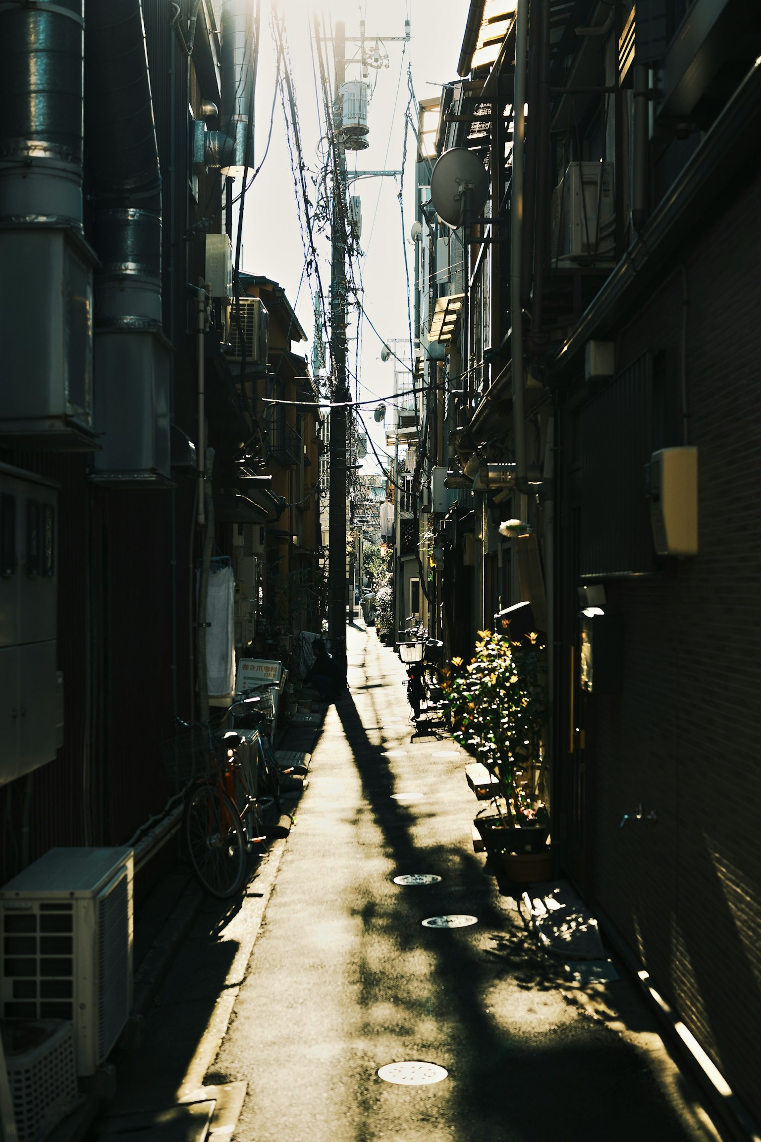 狭窄的小巷和建筑物及对比鲜明的阴影
