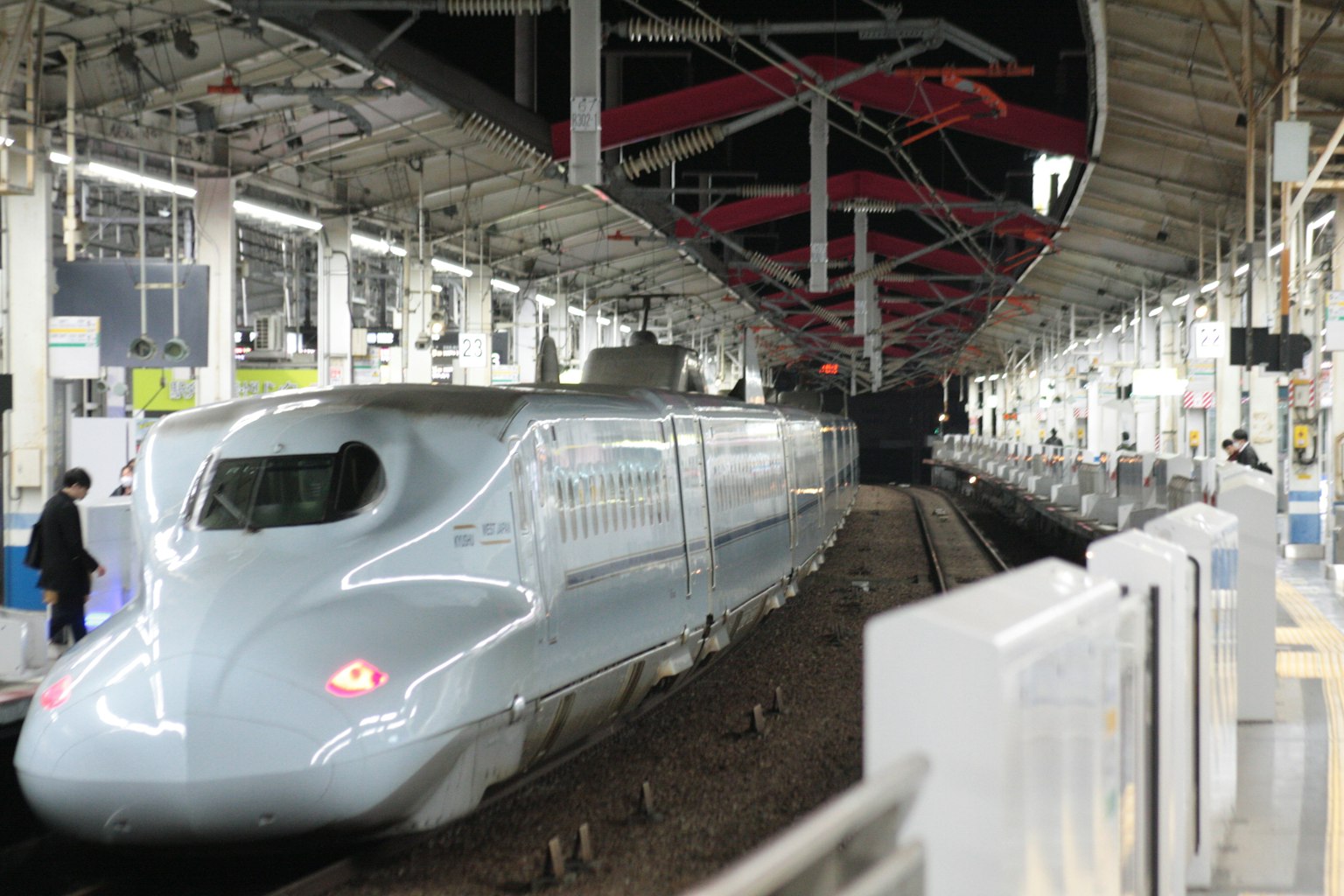 รถไฟชิงกันเซนที่สถานี มีสถาปัตยกรรมโดดเด่นและแสงสว่างสดใส