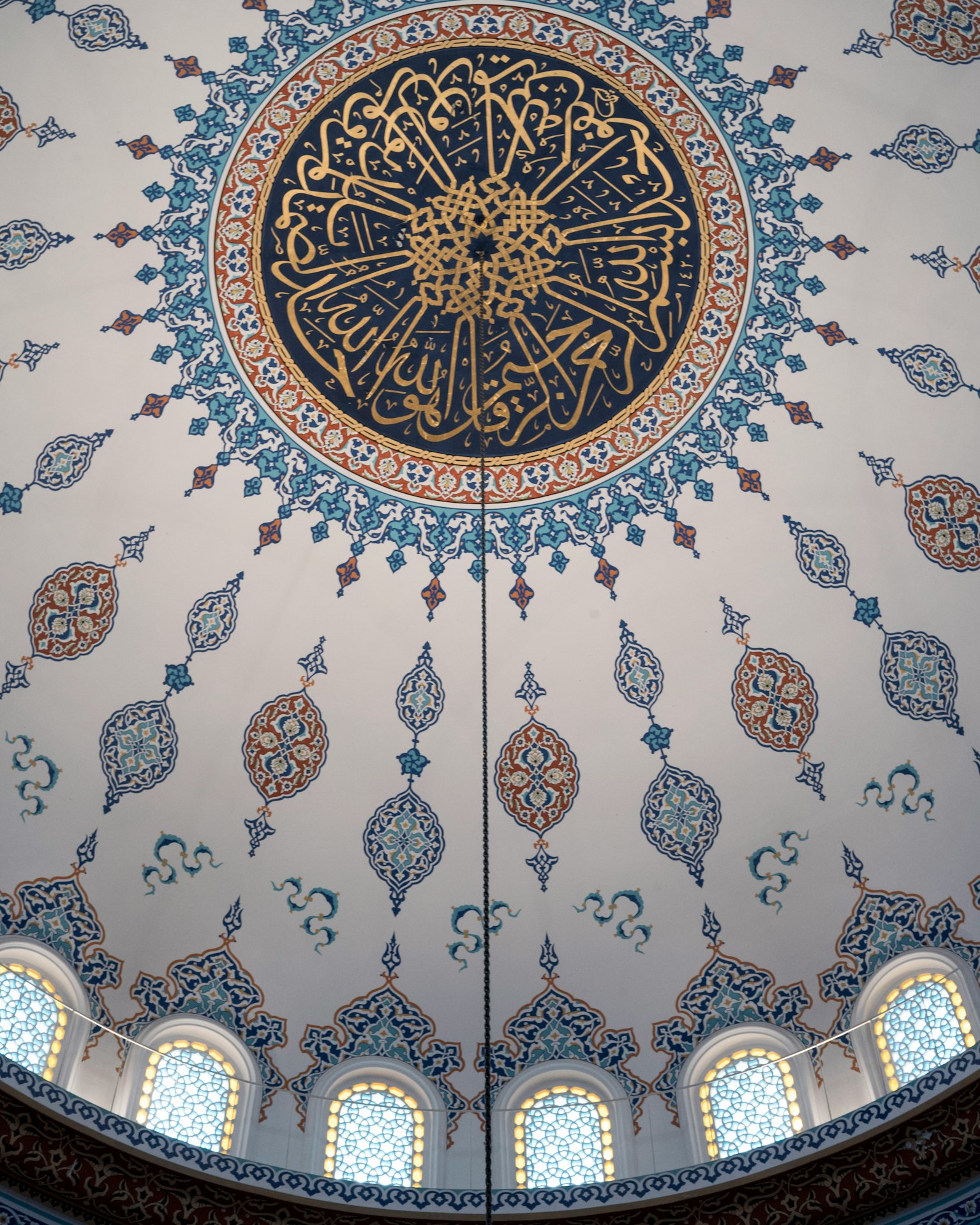 Desain dekoratif kubah masjid dengan pola rumit dan kaligrafi Arab