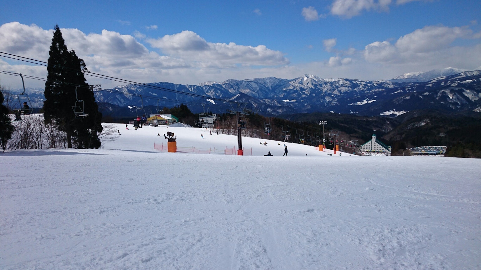 Schneebedeckter Skiort mit Bergen im Hintergrund