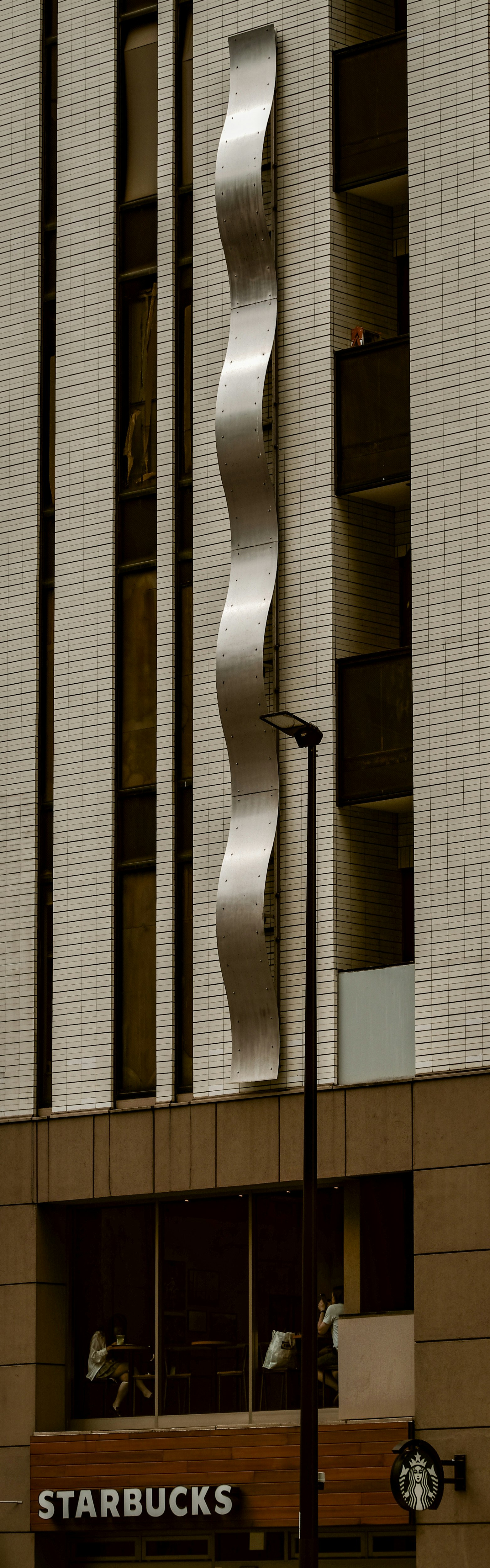 建物の外壁にあるスターバックスの看板