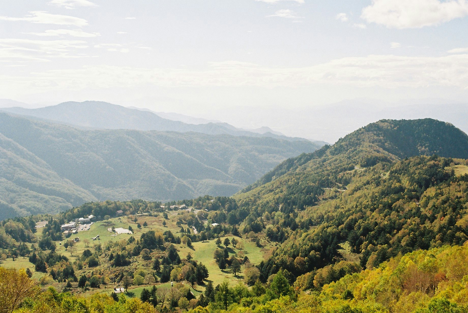 Tal-Landschaft mit sanften grünen Bergen