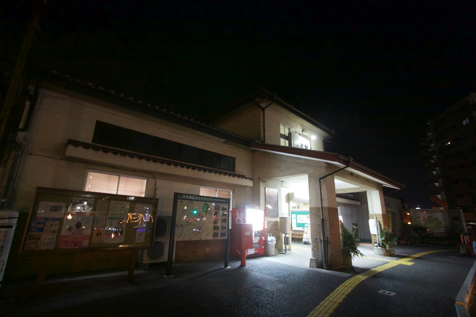 Exterior de un edificio japonés por la noche en una esquina de la calle