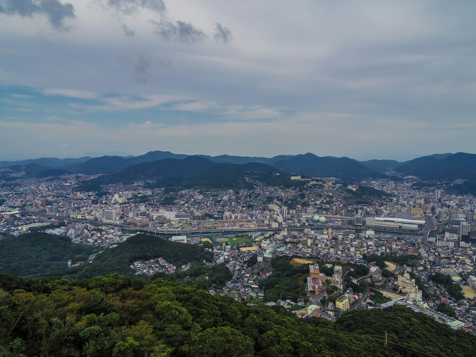 從山上俯瞰城市的全景和郁郁蔥蔥的綠地