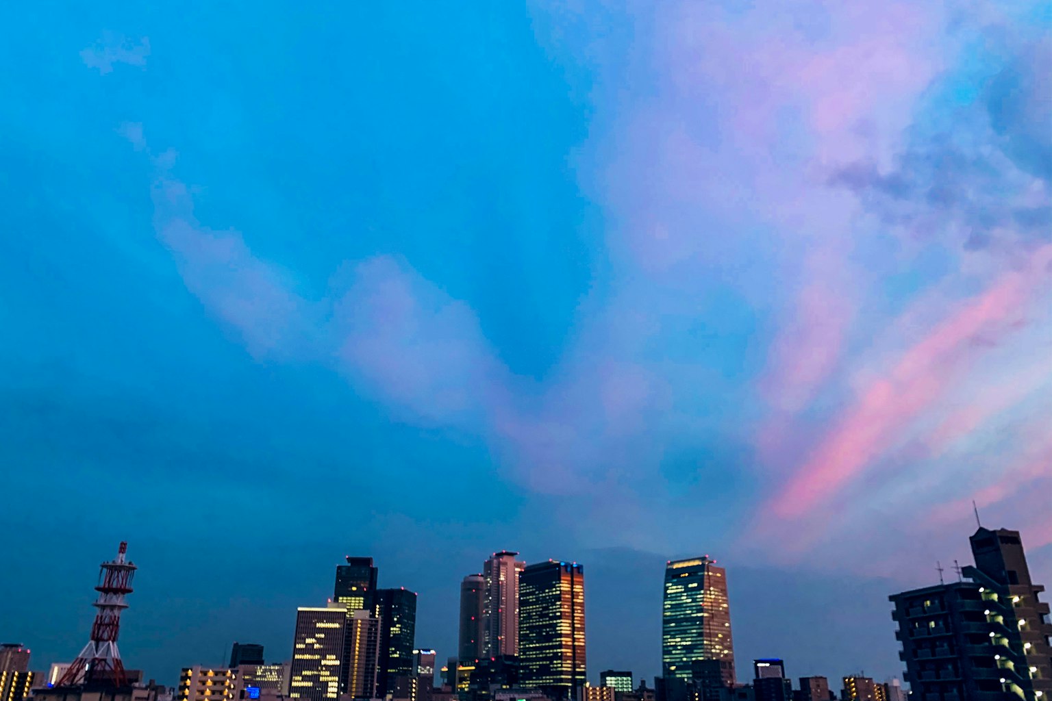 Skyline mit Wolkenkratzern unter einem bunten Sonnenuntergang