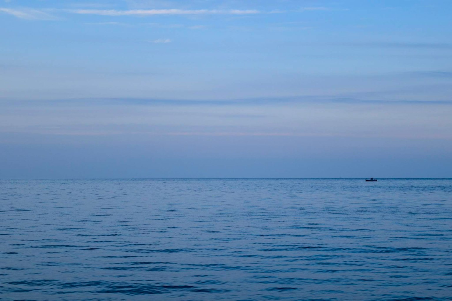 Paesaggio marino calmo con cielo blu e superficie d'acqua tranquilla
