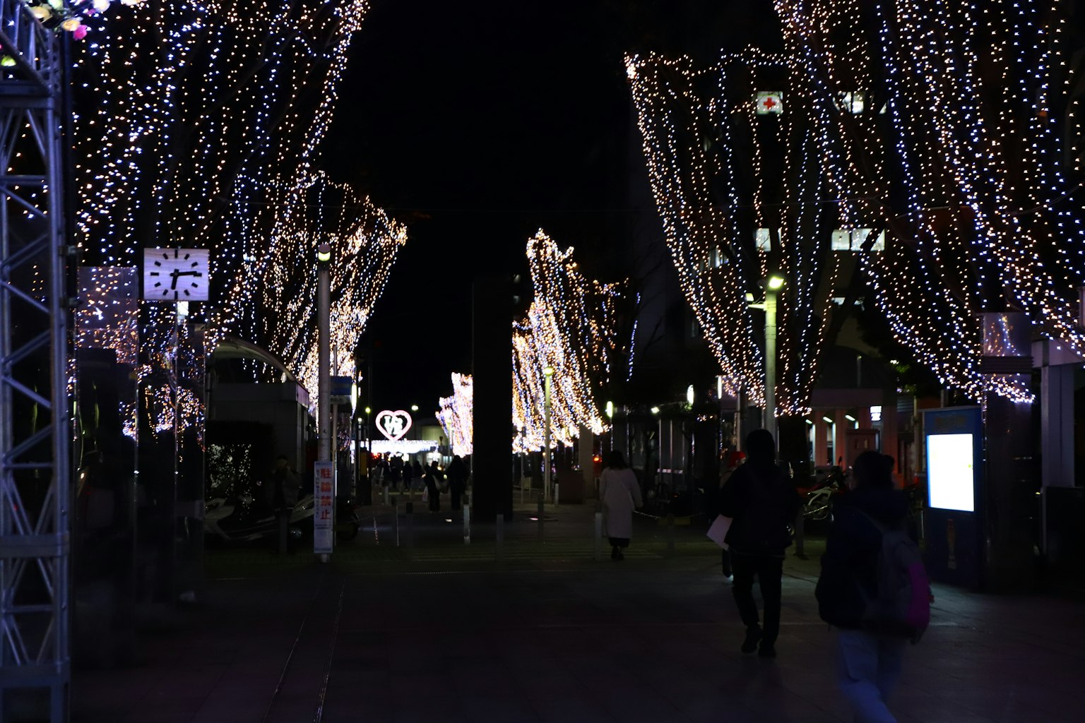 Straße mit festlichen Lichtern bei Nacht beleuchtet