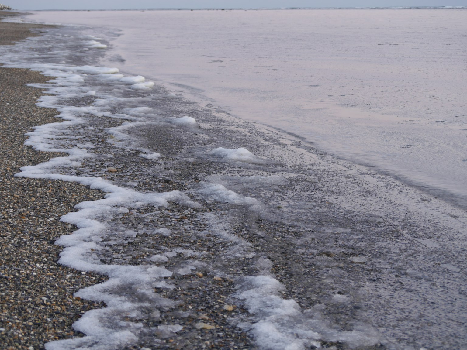 Pemandangan pantai yang indah dengan ombak menyapu ke pantai