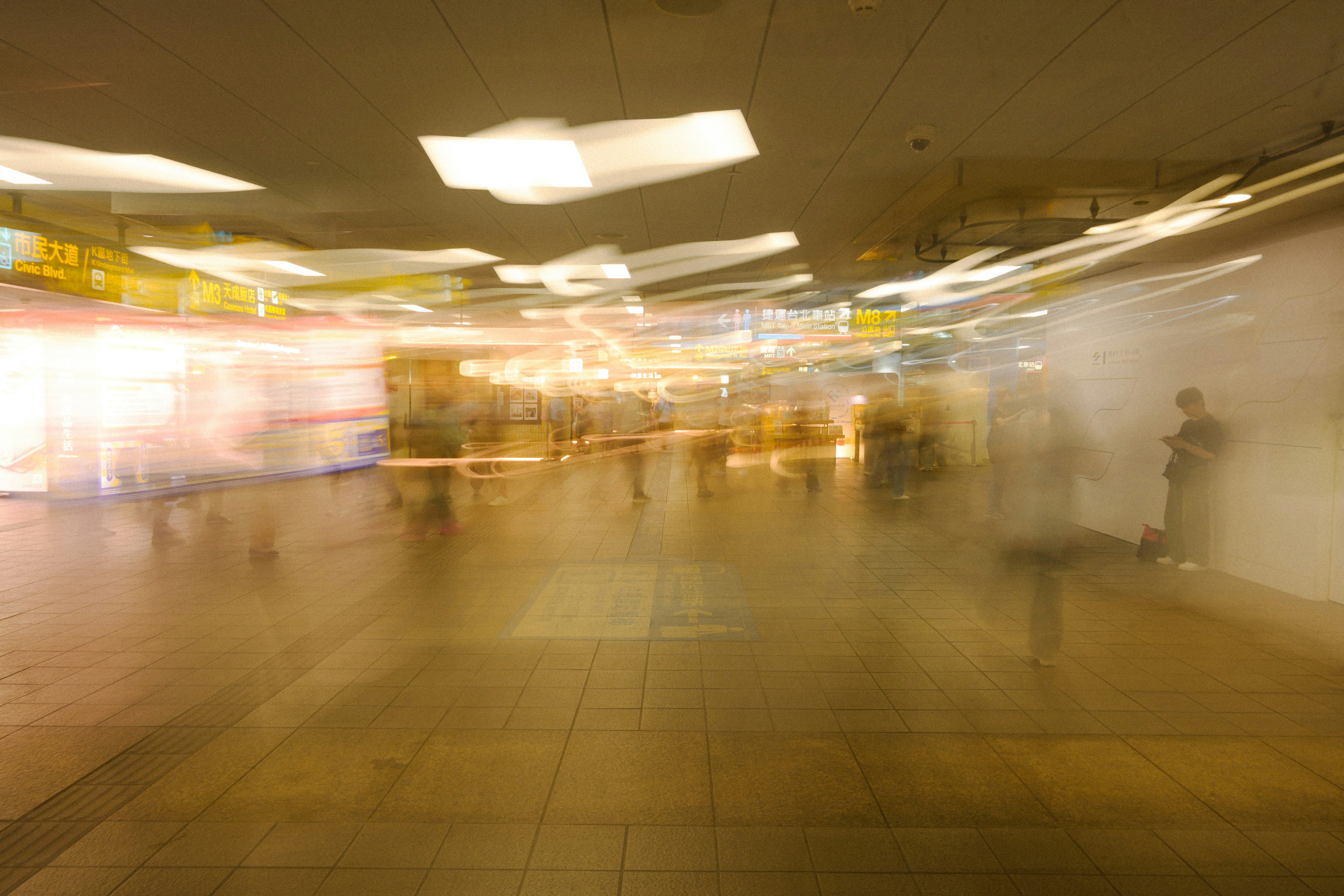 駅の改札付近を流れる人のモーションブラー