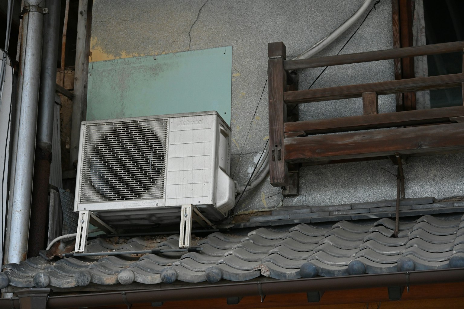 安装在旧建筑外墙的空调单元和木阳台